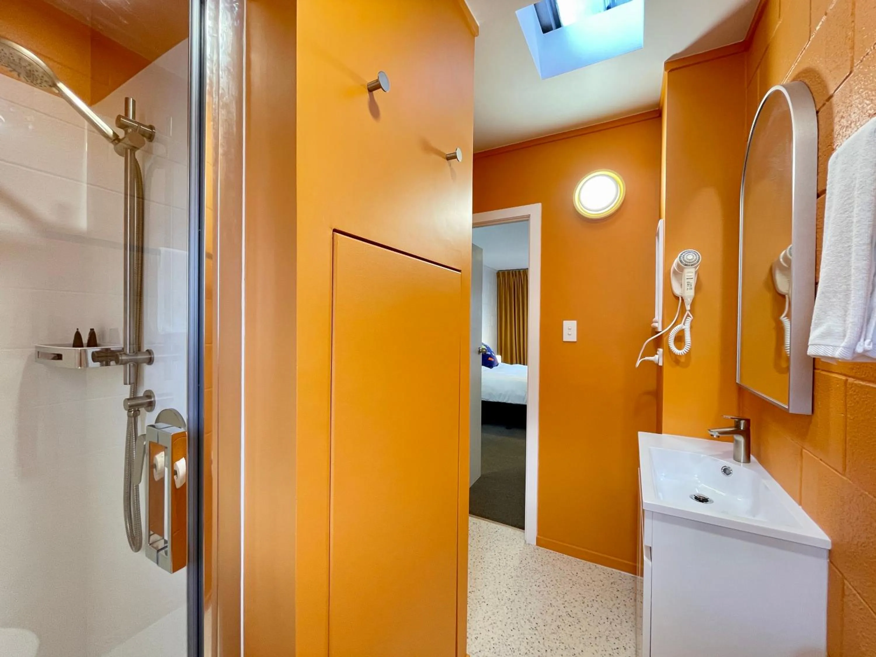 Shower in Mount Eden Motel