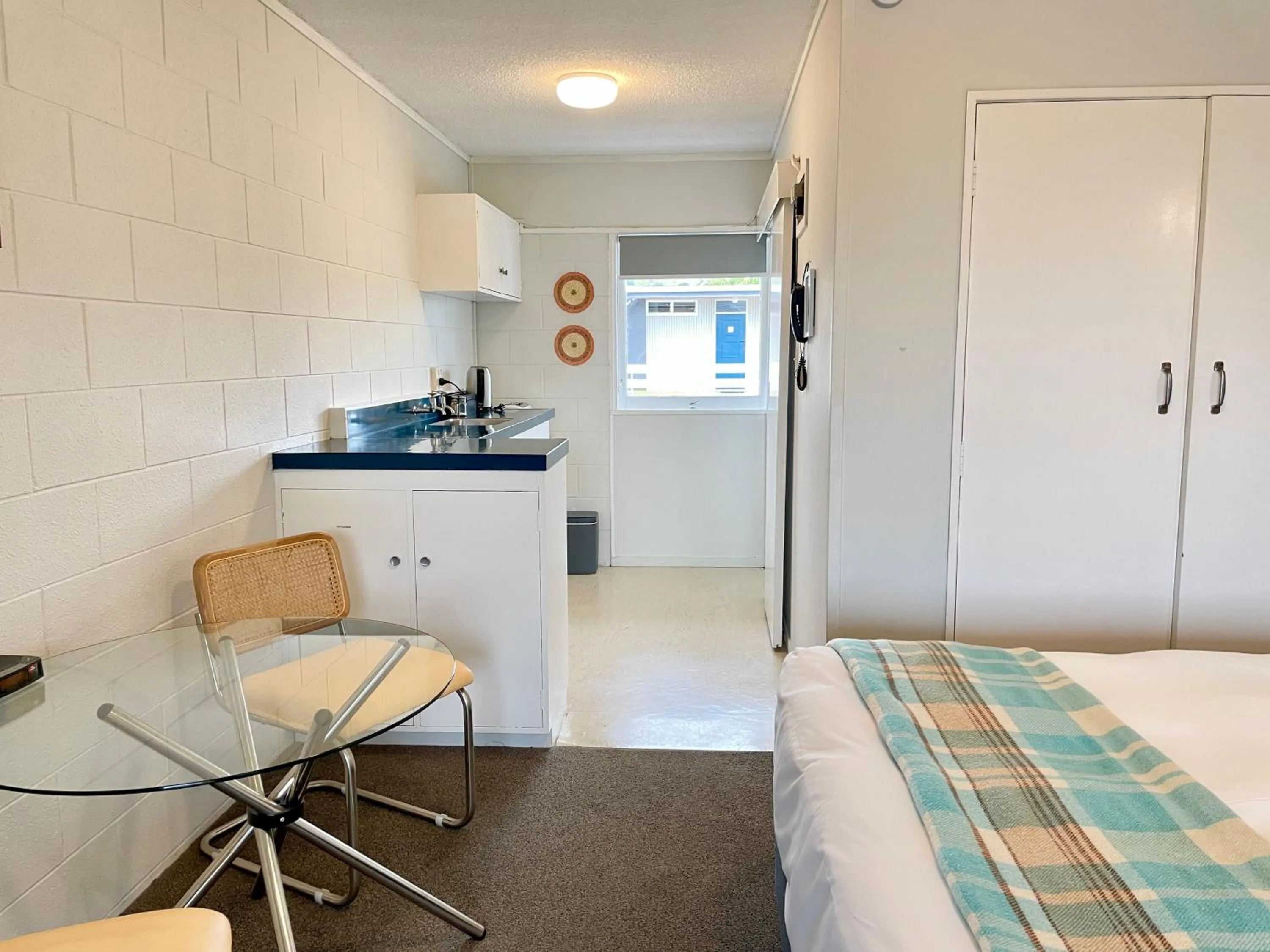 Kitchen or kitchenette, Bed in Mount Eden Motel