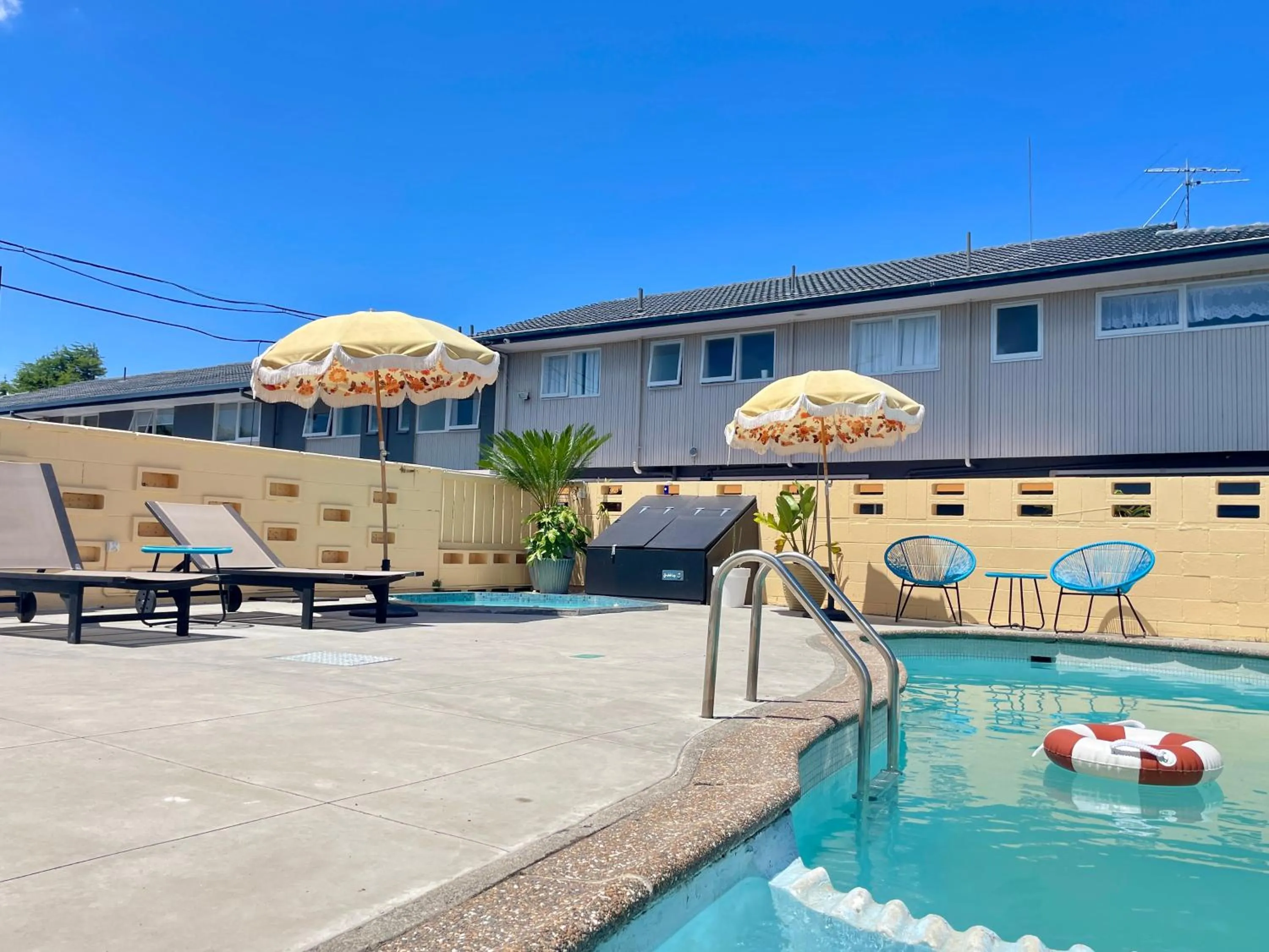 Swimming pool in Mount Eden Motel