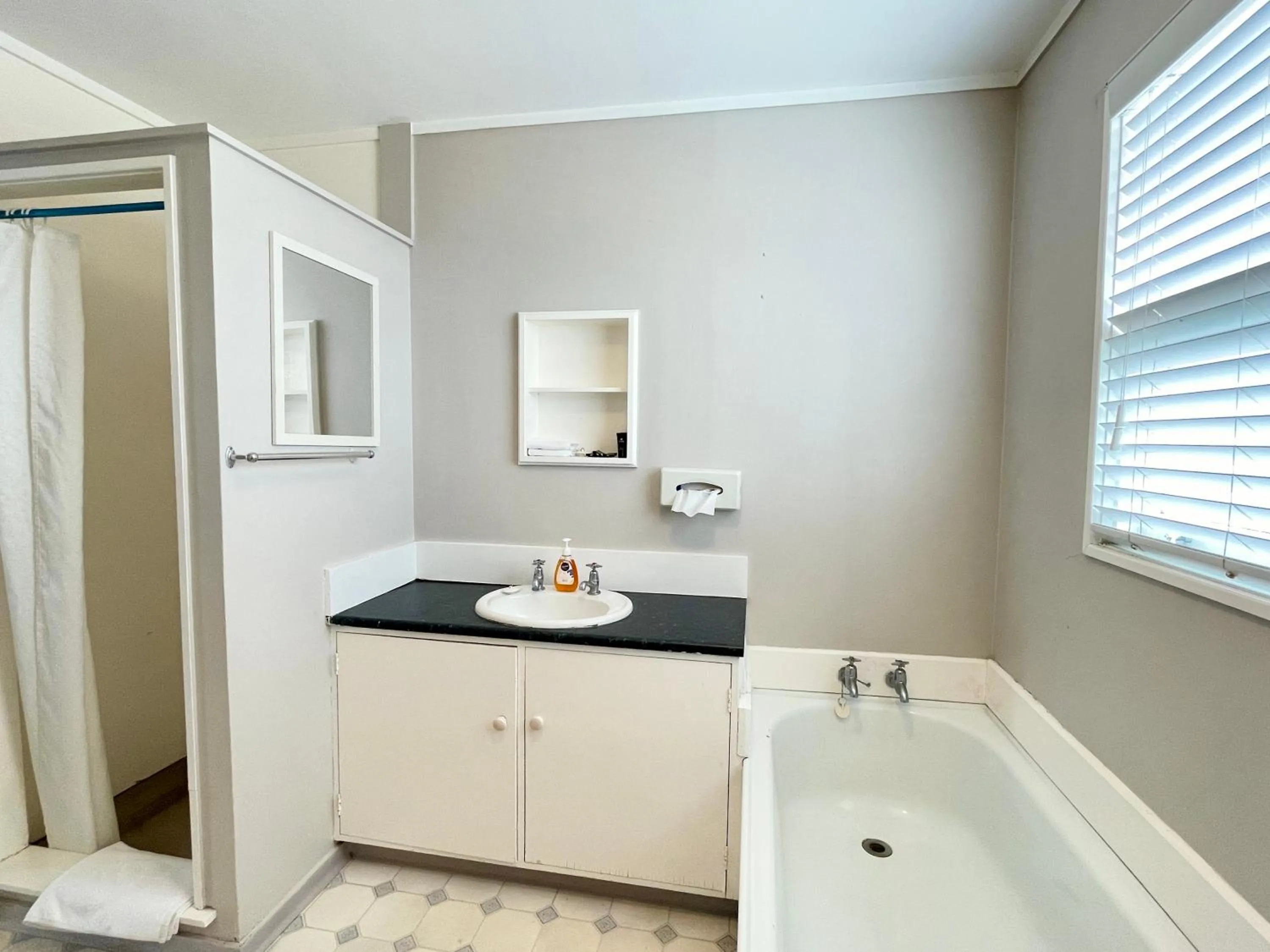 Shower in Mount Eden Motel