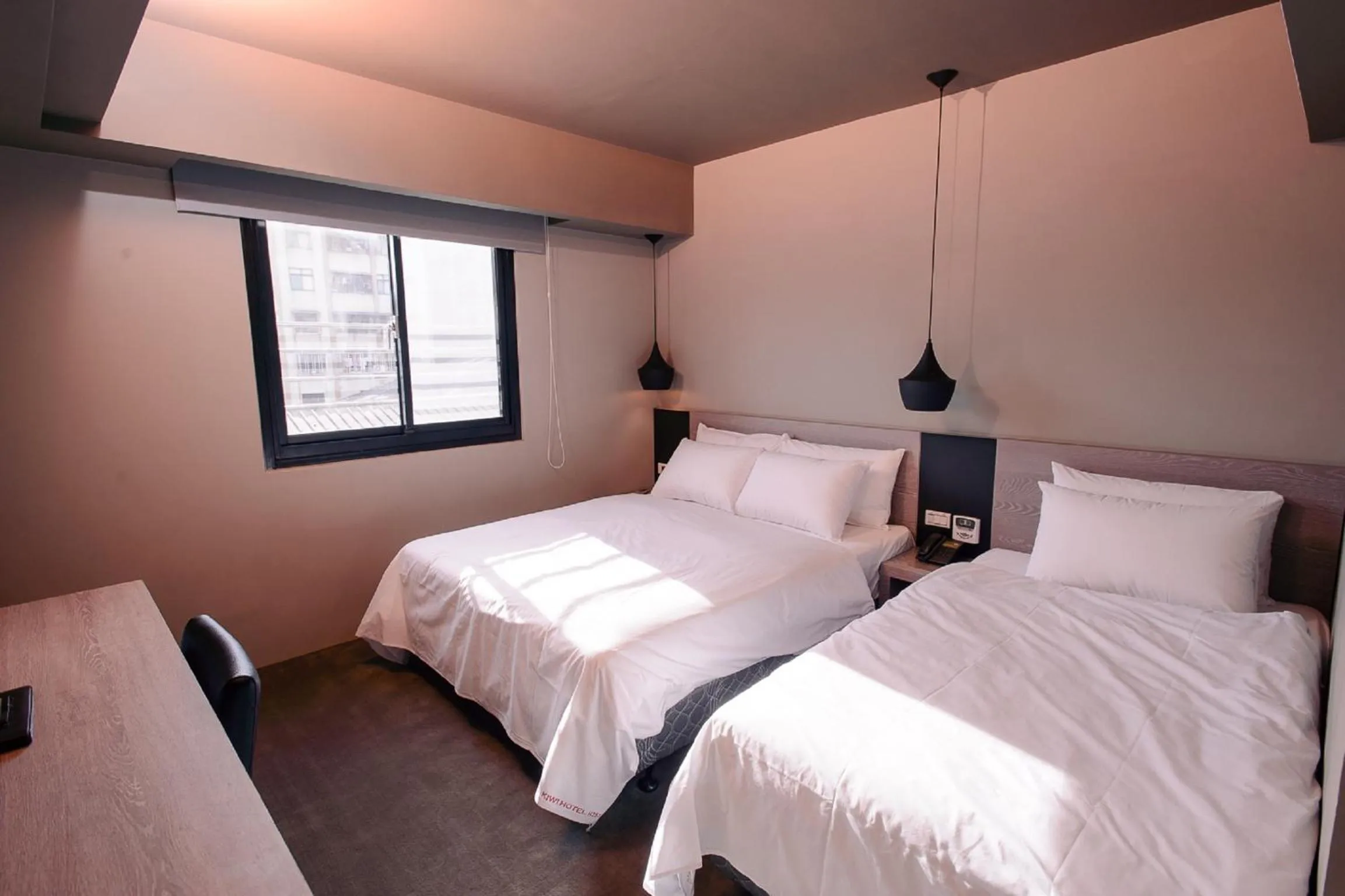 Photo of the whole room, Bed in Kiwi Express Hotel - Jiuru Rd