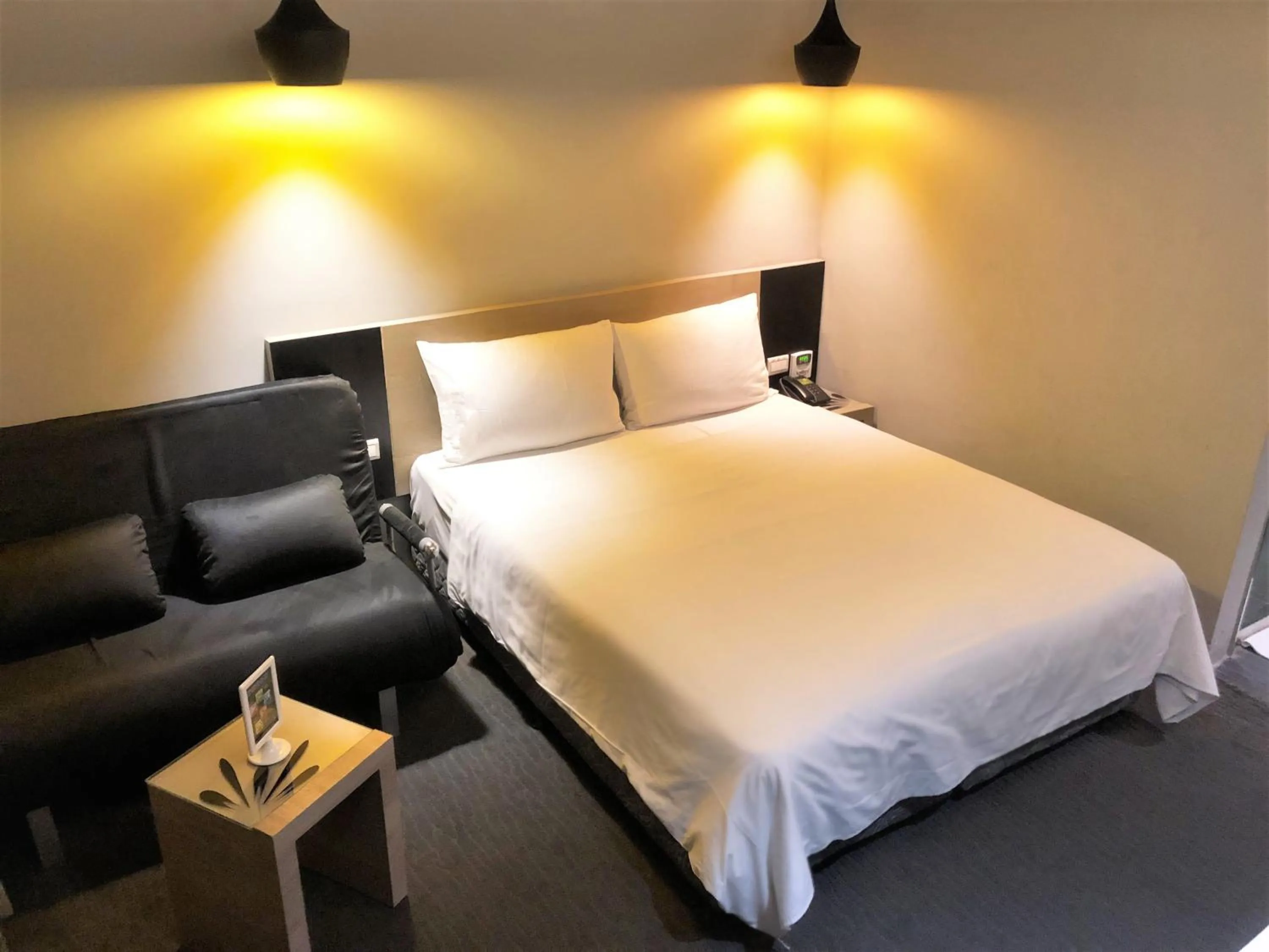 Decorative detail, Bed in Kiwi Express Hotel - Jiuru Rd