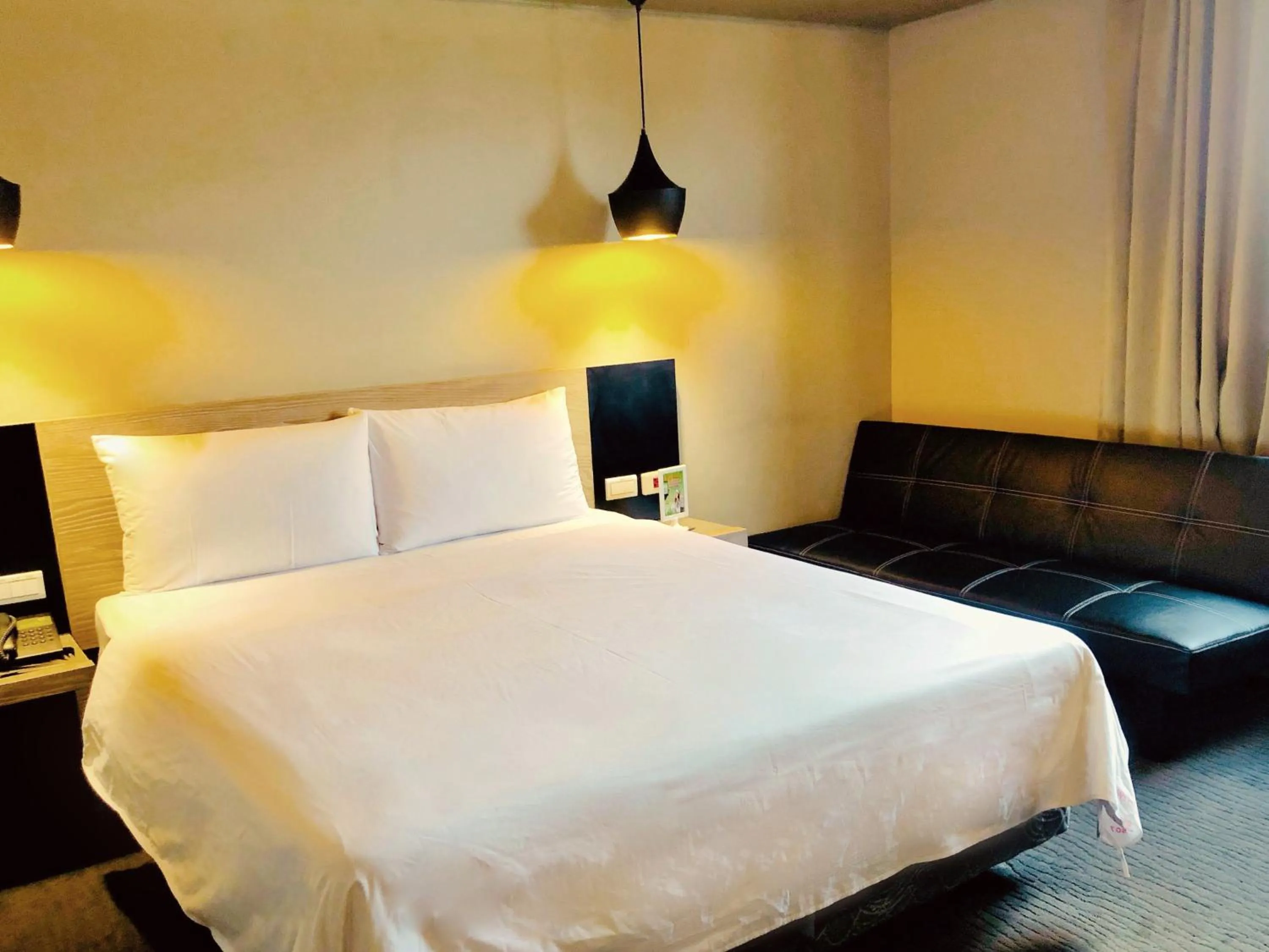 Photo of the whole room, Bed in Kiwi Express Hotel - Jiuru Rd