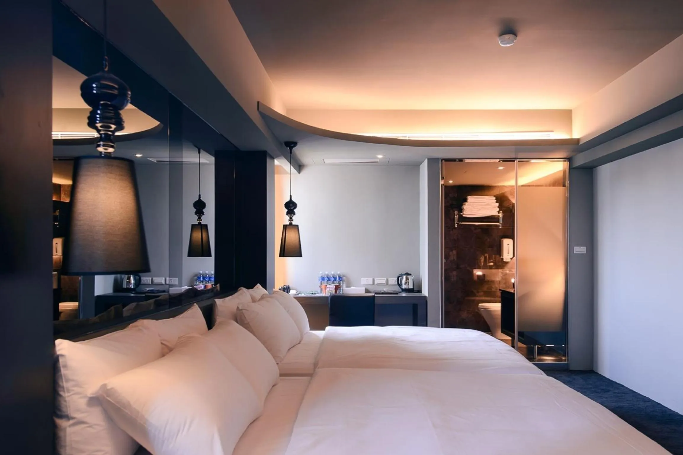 Photo of the whole room, Bed in Kiwi Express Hotel - Jiuru Rd