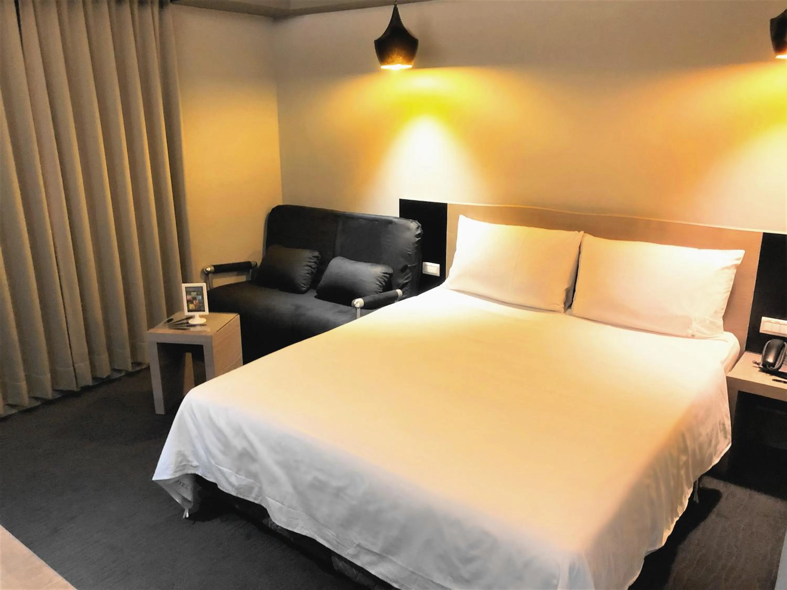 Decorative detail, Bed in Kiwi Express Hotel - Jiuru Rd