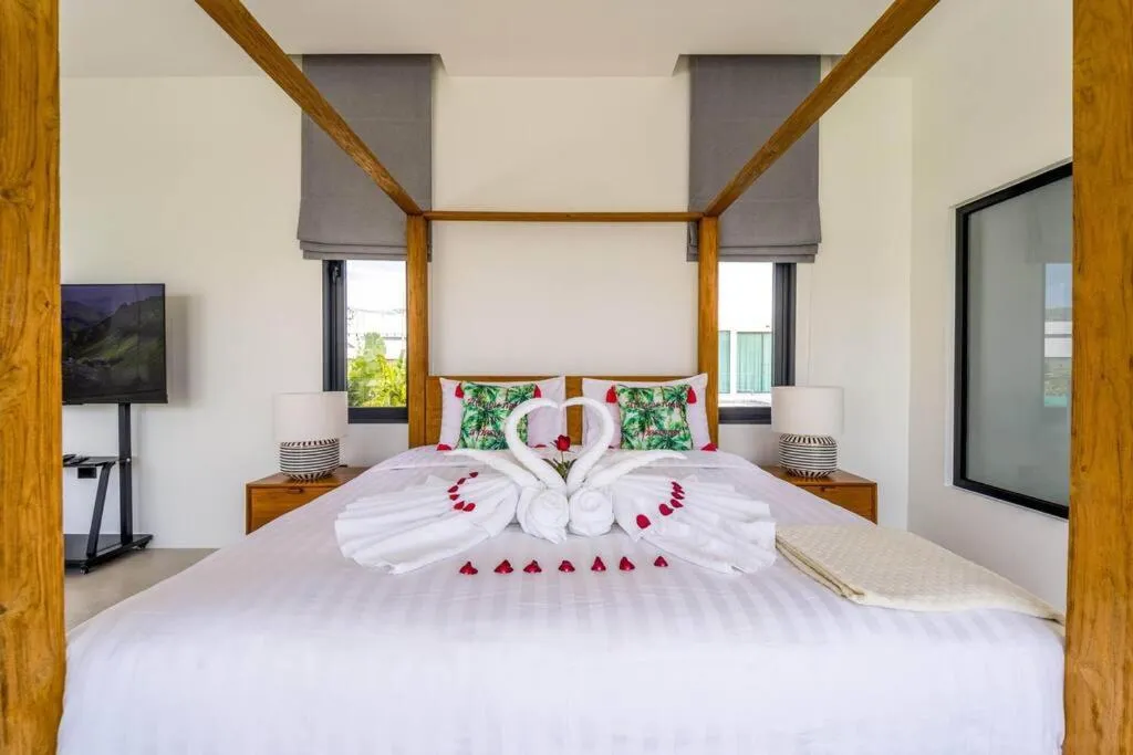 Bed in Luxury Modern 6 Bed Private Pool Villa LLW