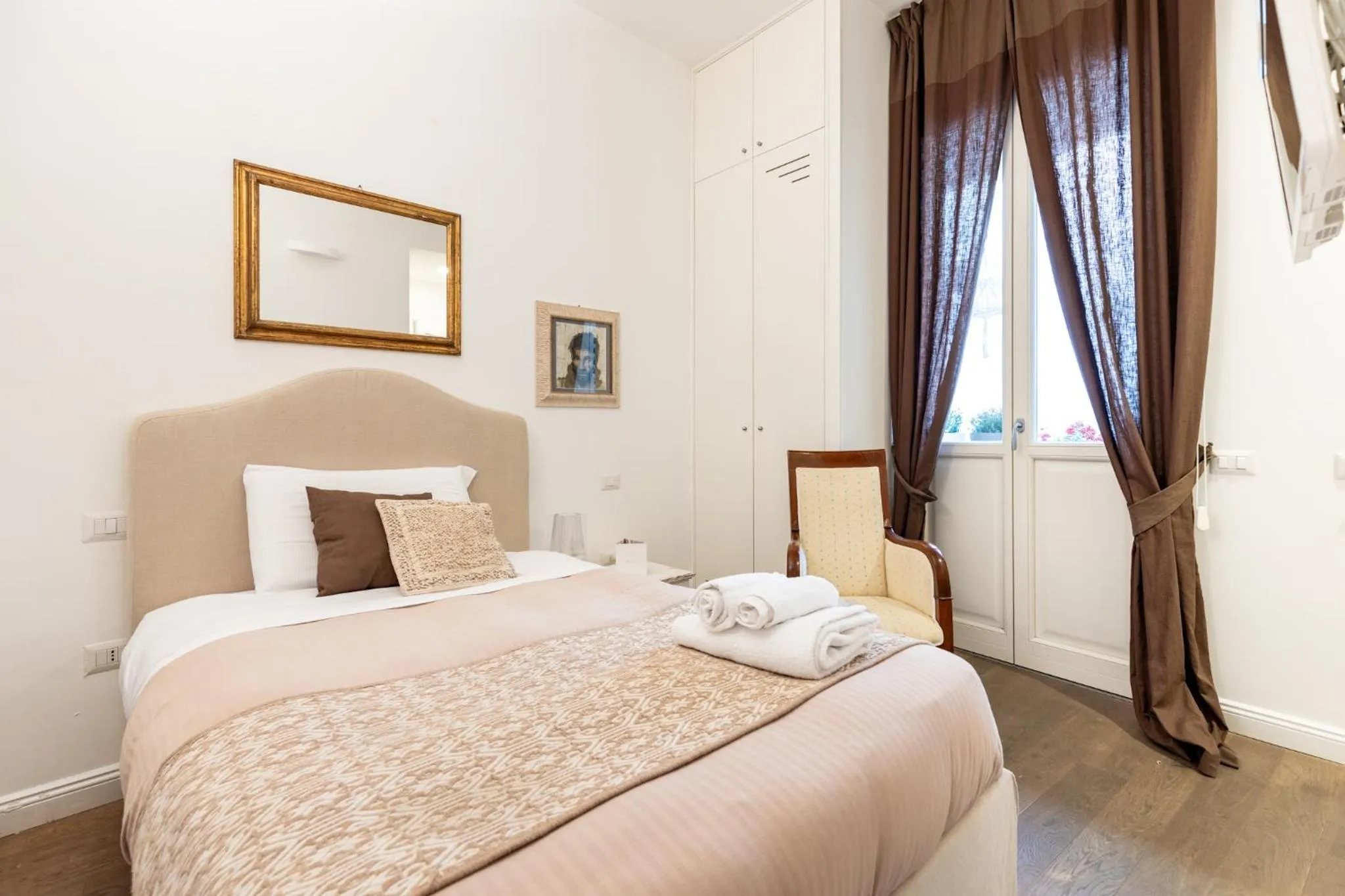 Bedroom, Bed in Efamoresca