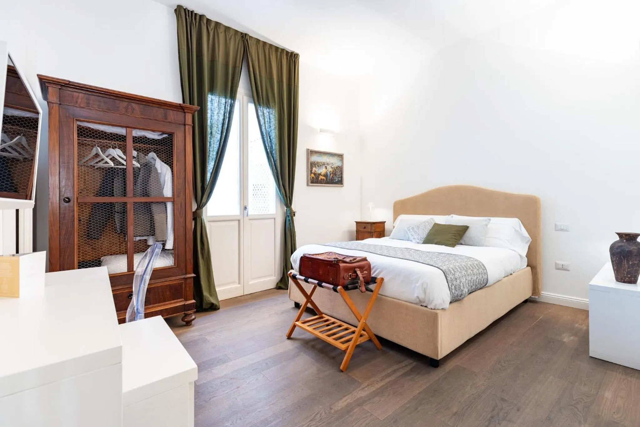 Bedroom, Bed in Efamoresca