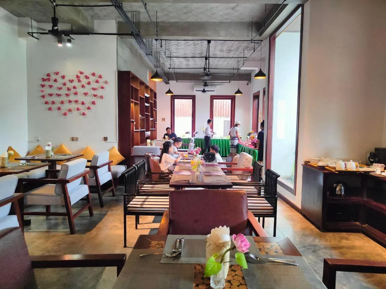 Restaurant/places to eat in Mera Residence