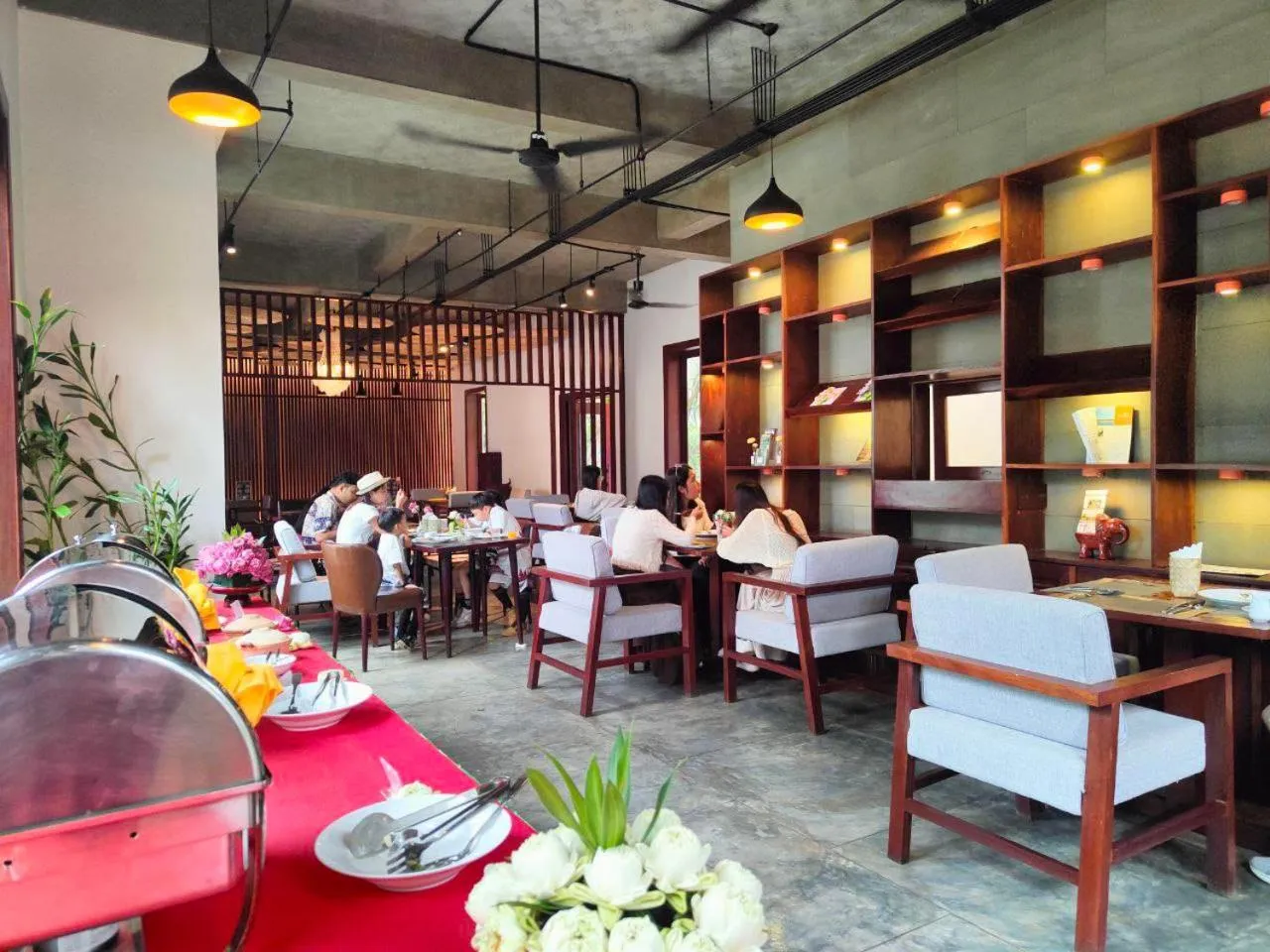 Restaurant/places to eat in Mera Residence