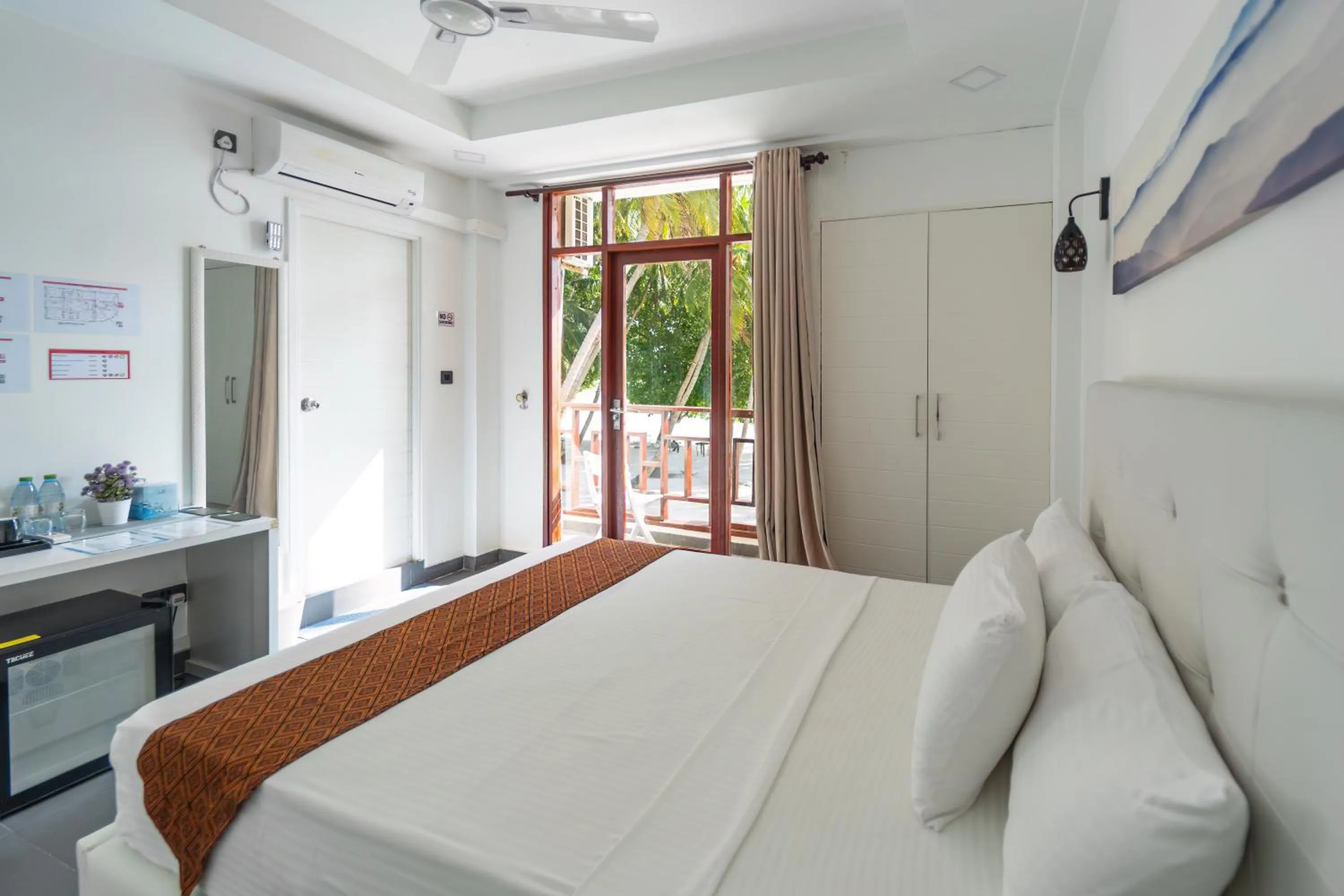 Photo of the whole room, Bed in Silver Oasis Maldives