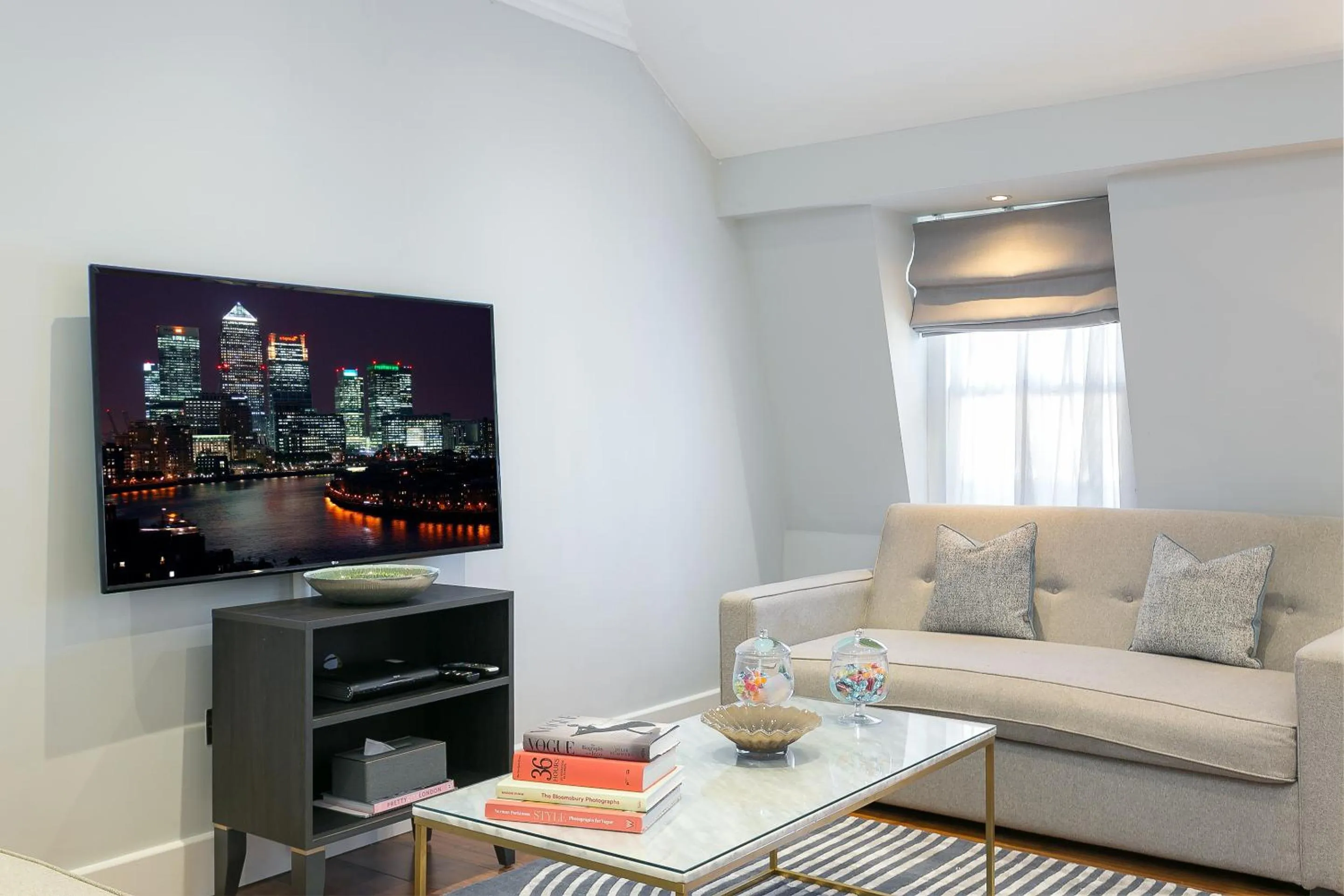 Communal lounge/ TV room in Chilworth Court