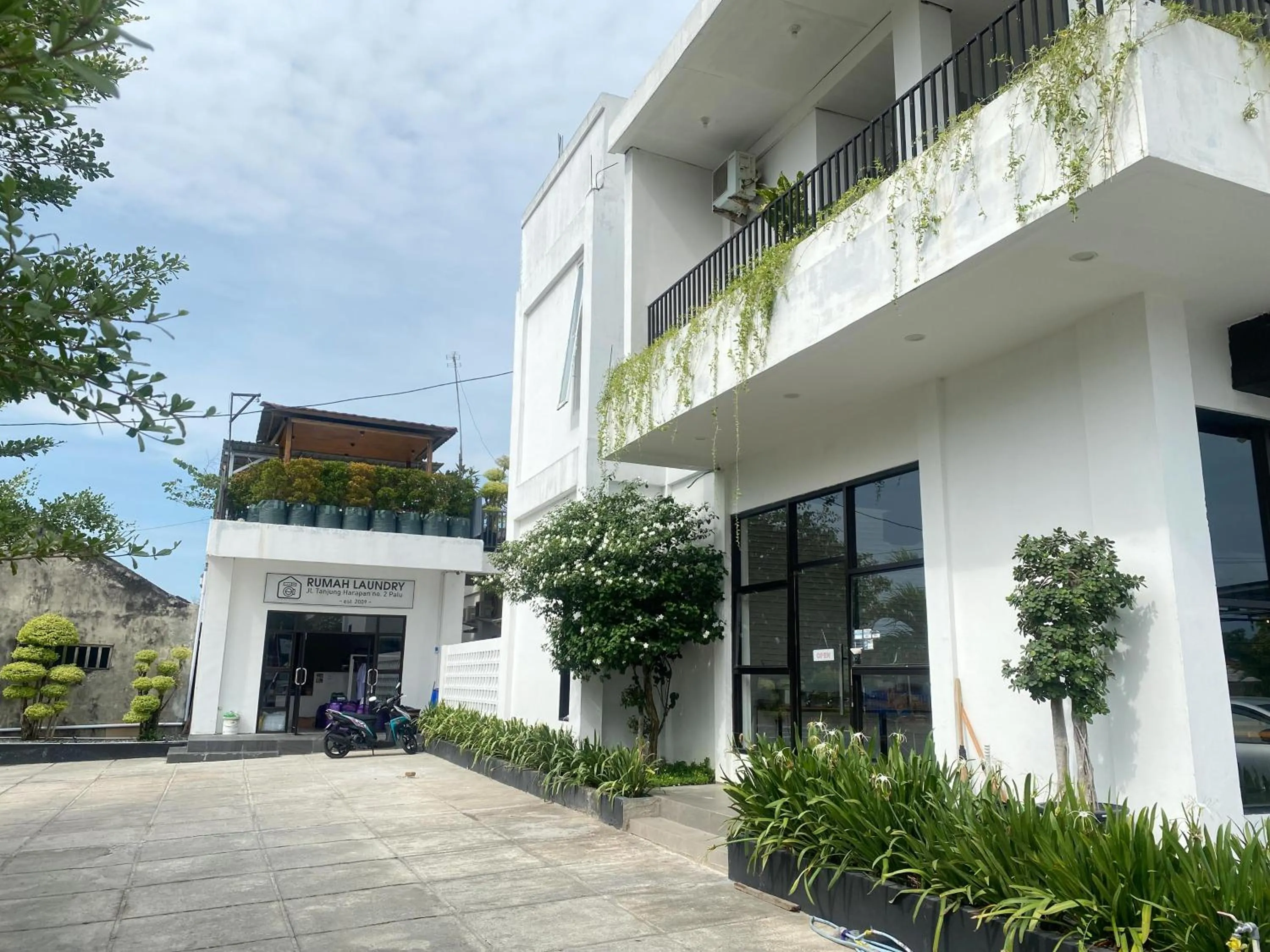 Property building in Urbanview Hotel Medio Inn Palu by RedDoorz