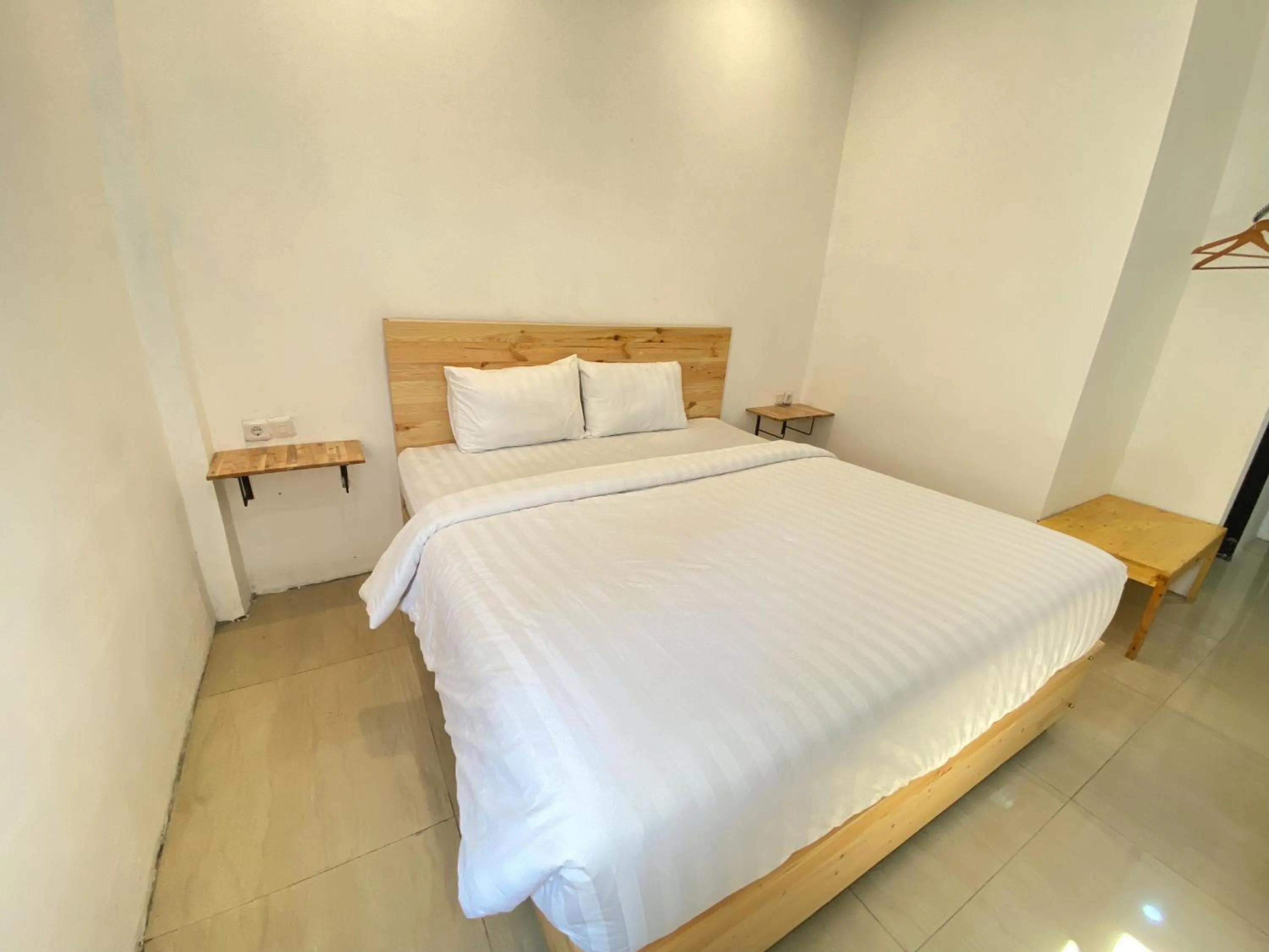 Bedroom, Bed in Urbanview Hotel Medio Inn Palu by RedDoorz