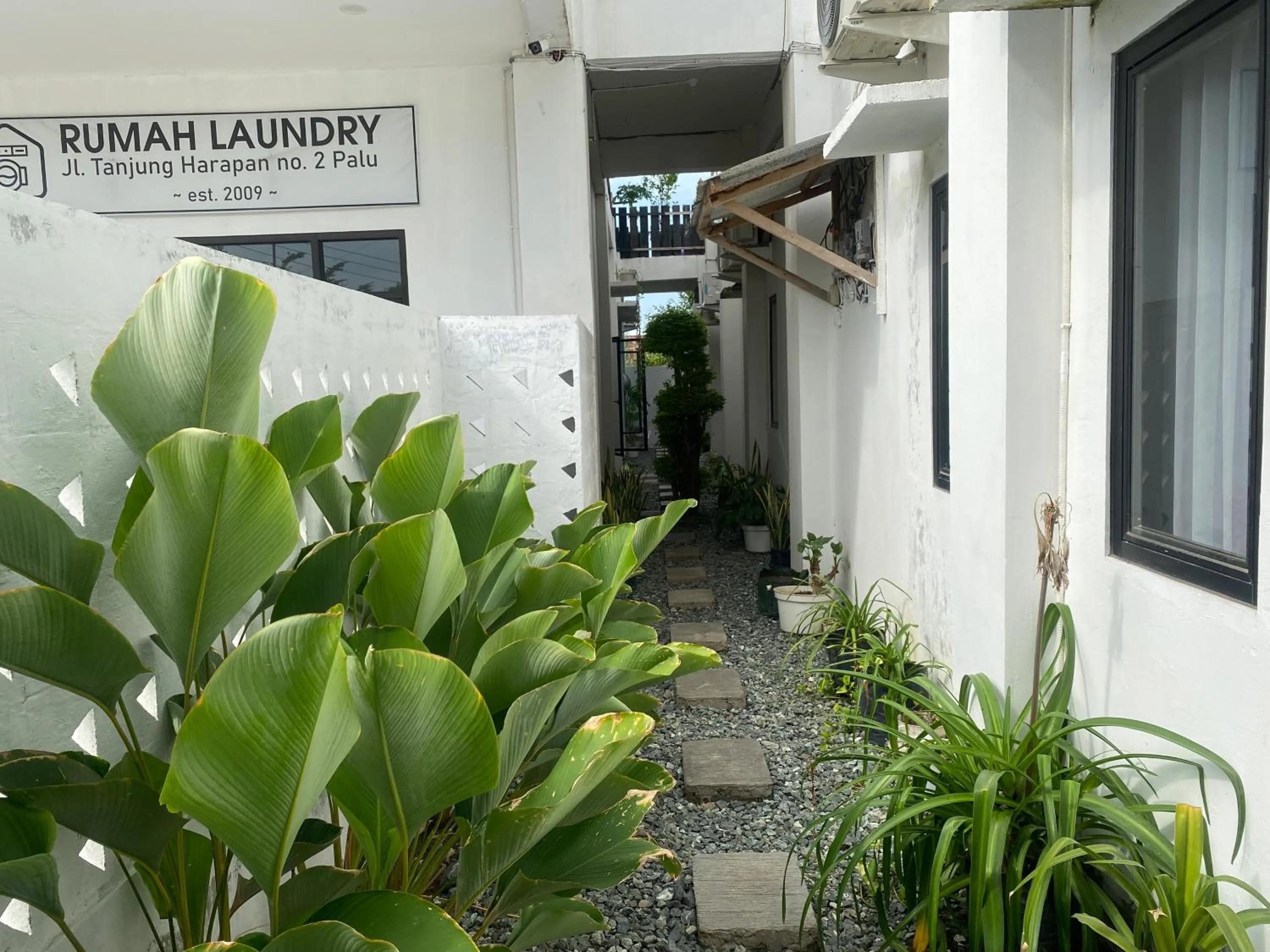 Garden in Urbanview Hotel Medio Inn Palu by RedDoorz