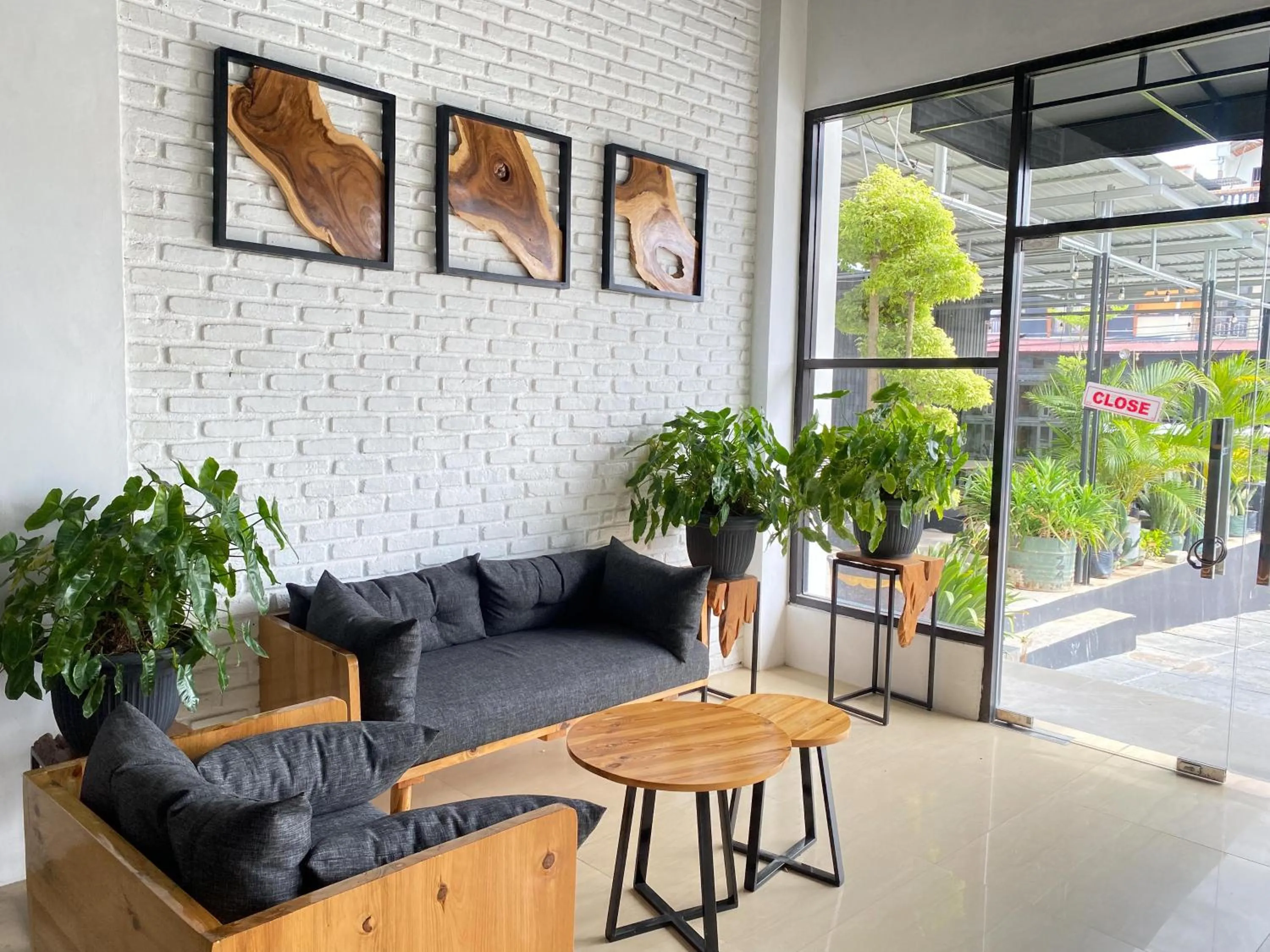 Lobby or reception in Urbanview Hotel Medio Inn Palu by RedDoorz