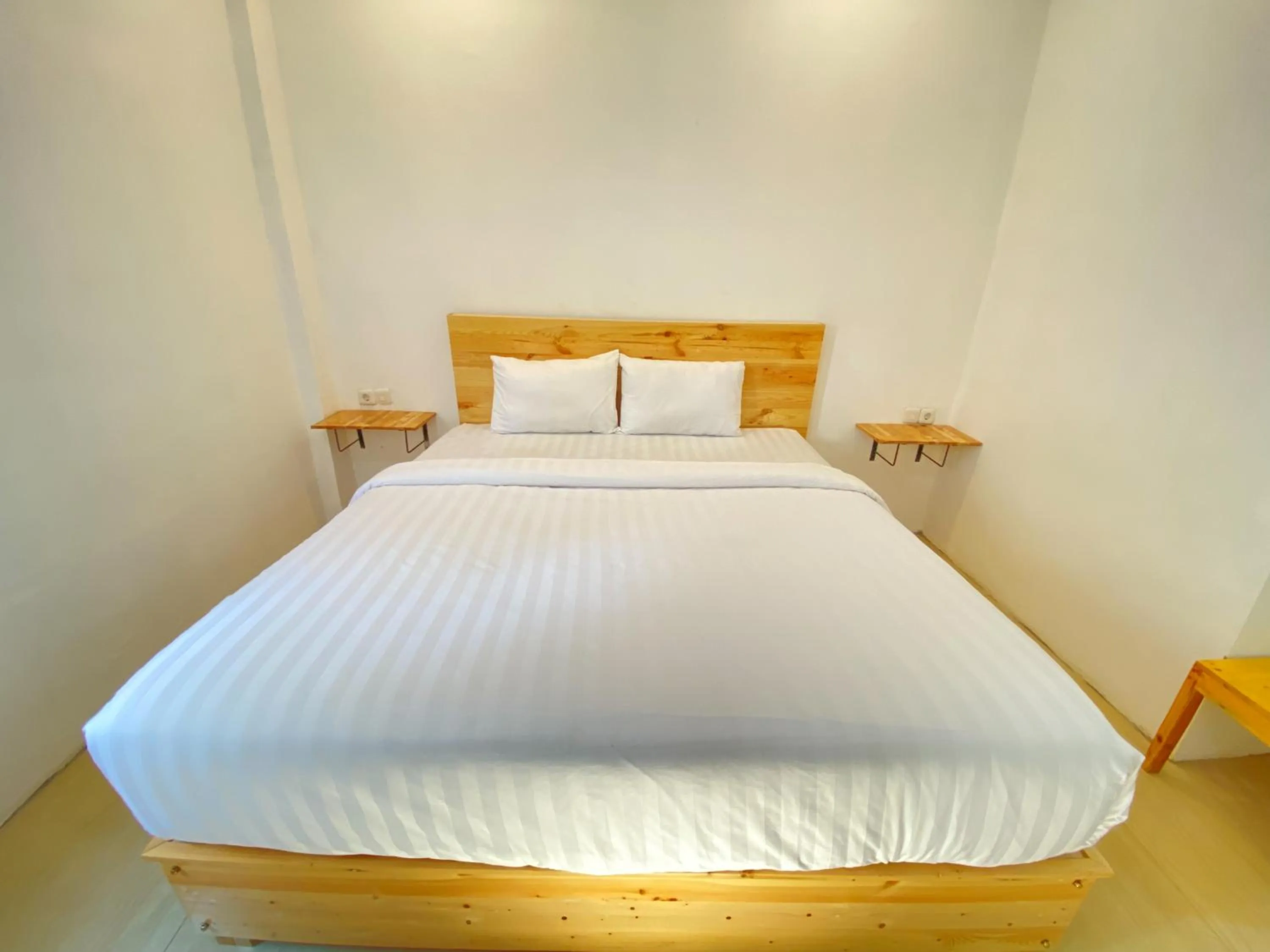 Bedroom, Bed in Urbanview Hotel Medio Inn Palu by RedDoorz