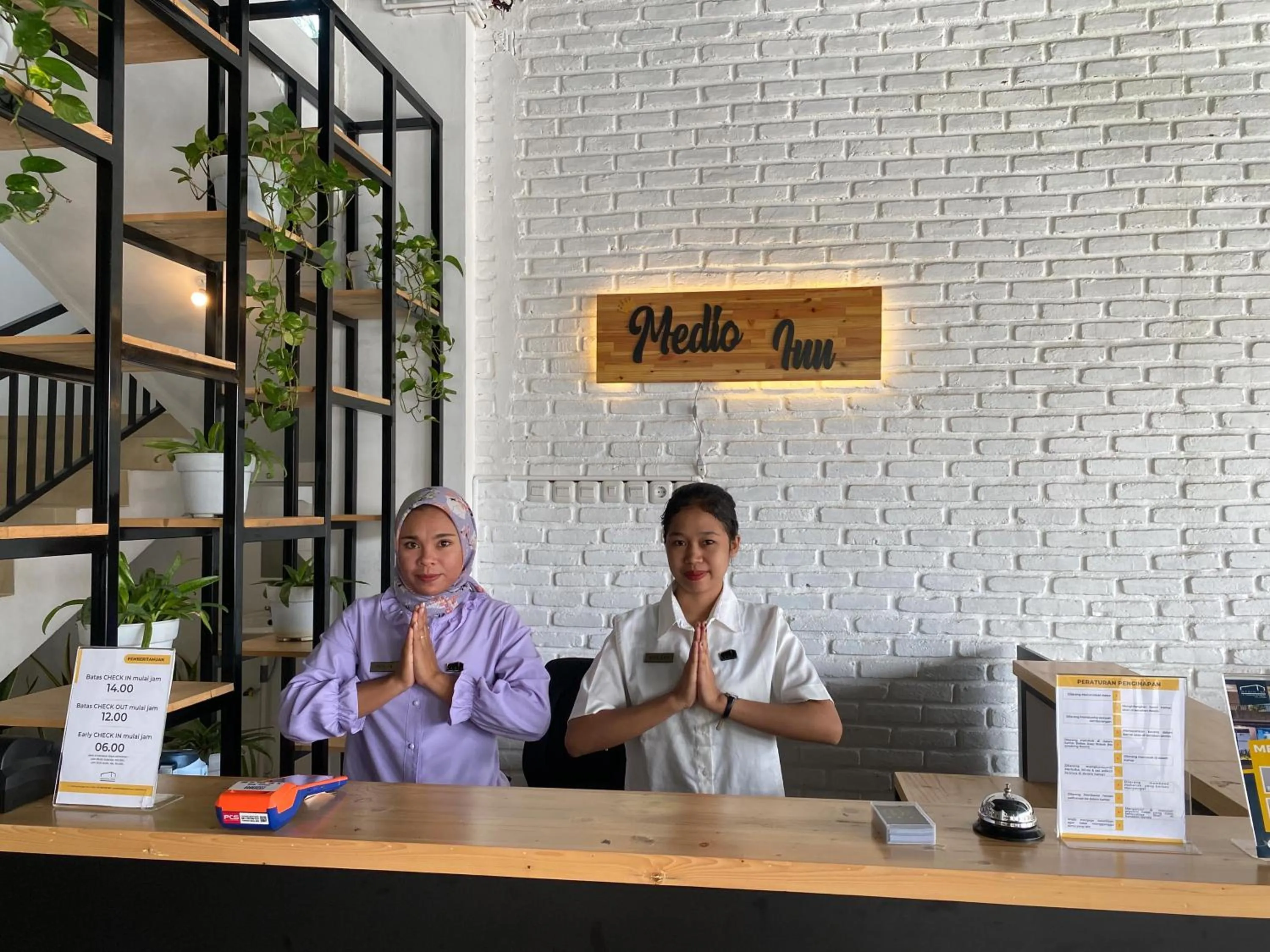 Lobby or reception in Urbanview Hotel Medio Inn Palu by RedDoorz