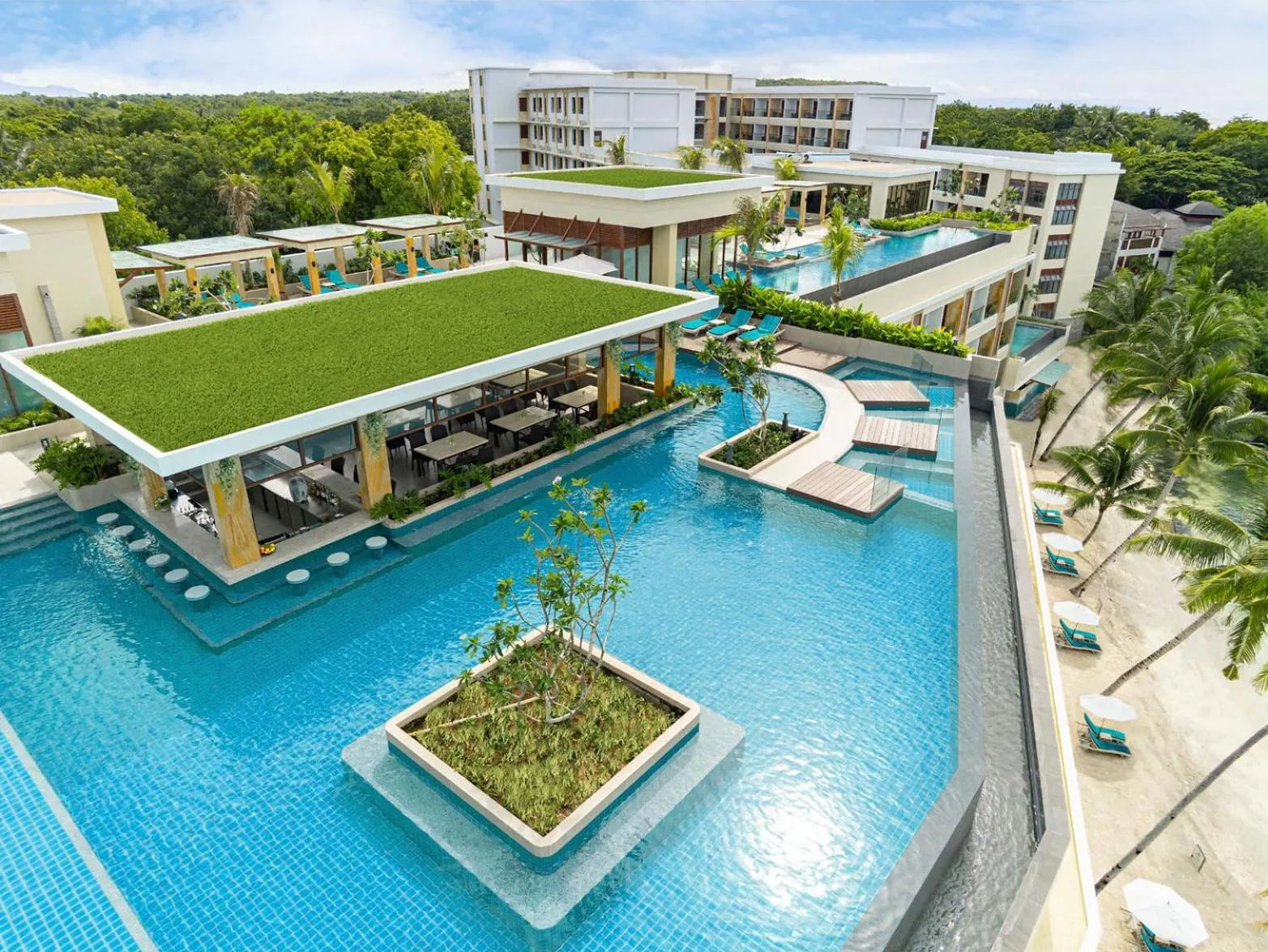 Swimming pool in Henann Premier Coast Resort