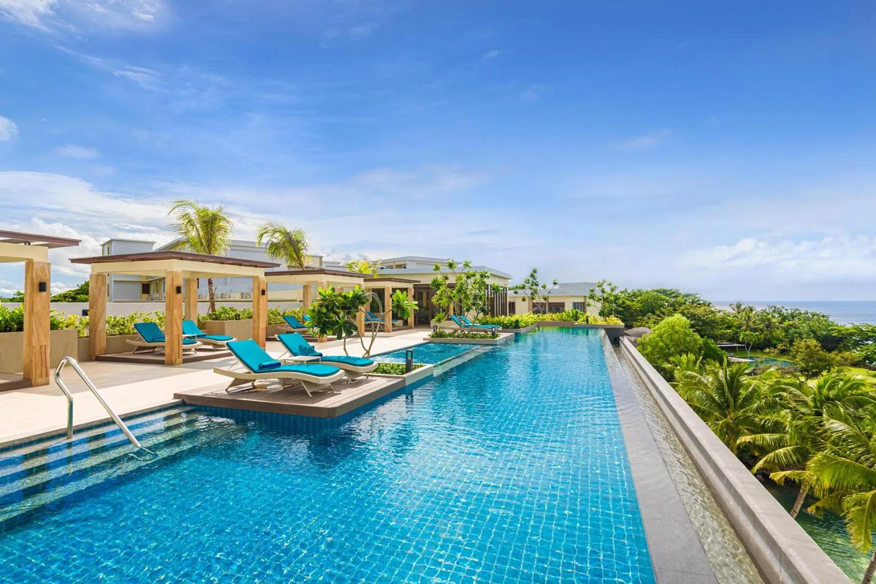 Swimming pool in Henann Premier Coast Resort