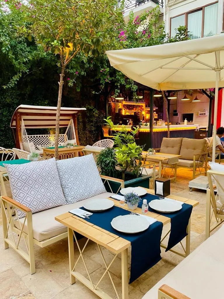 Restaurant/places to eat in Patron Hotel