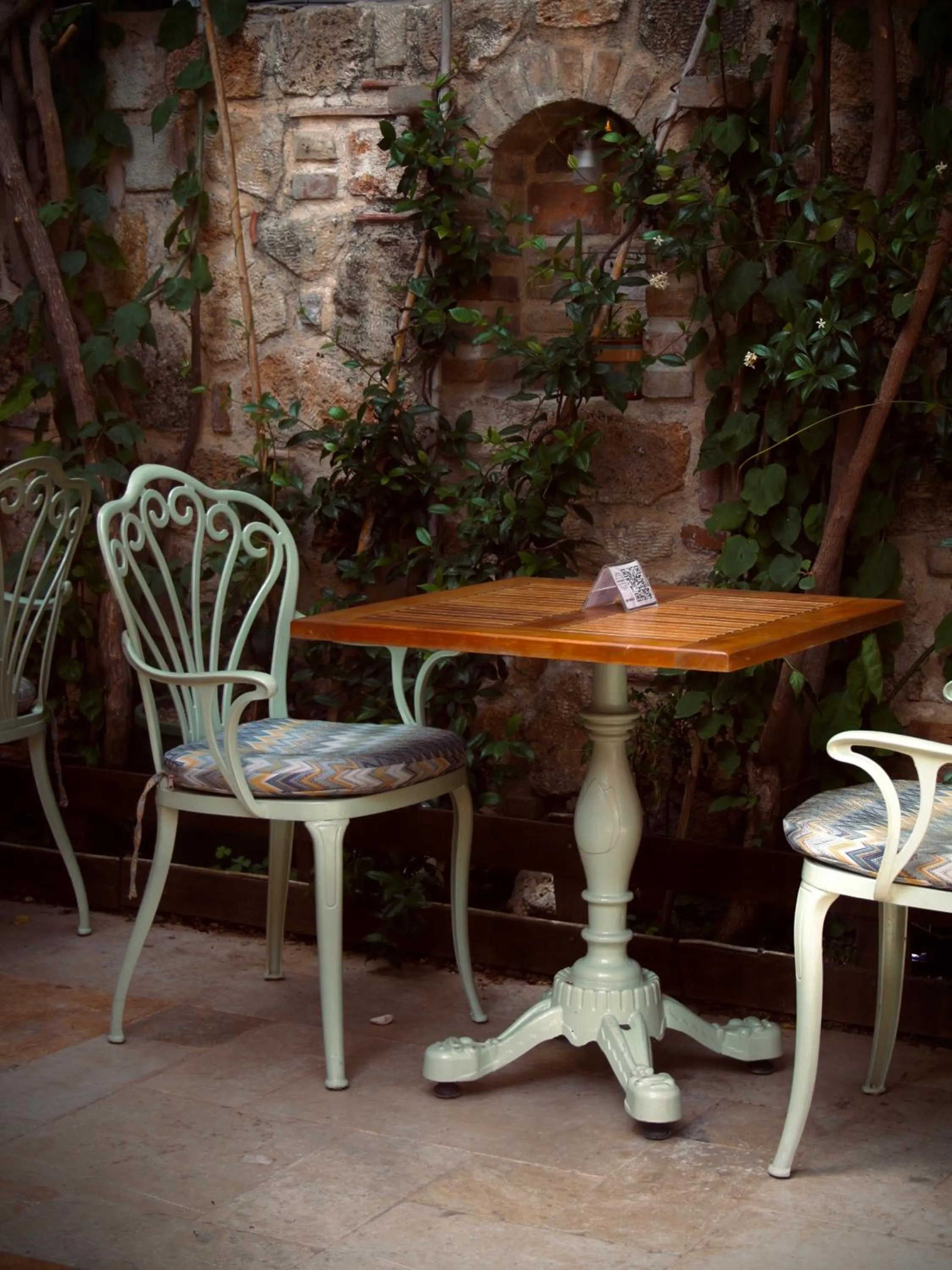 Restaurant/places to eat in Patron Hotel