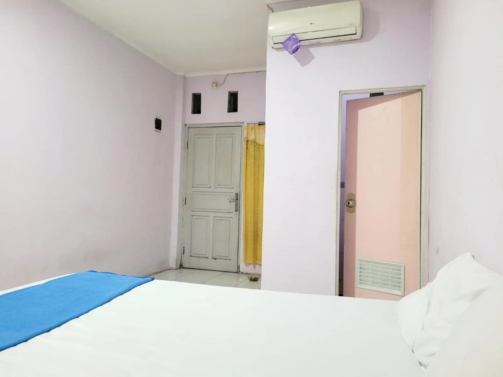 Bed in Wisma Gahalta by Fans