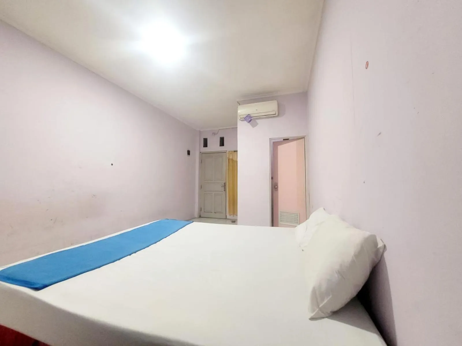 Bed in Wisma Gahalta by Fans