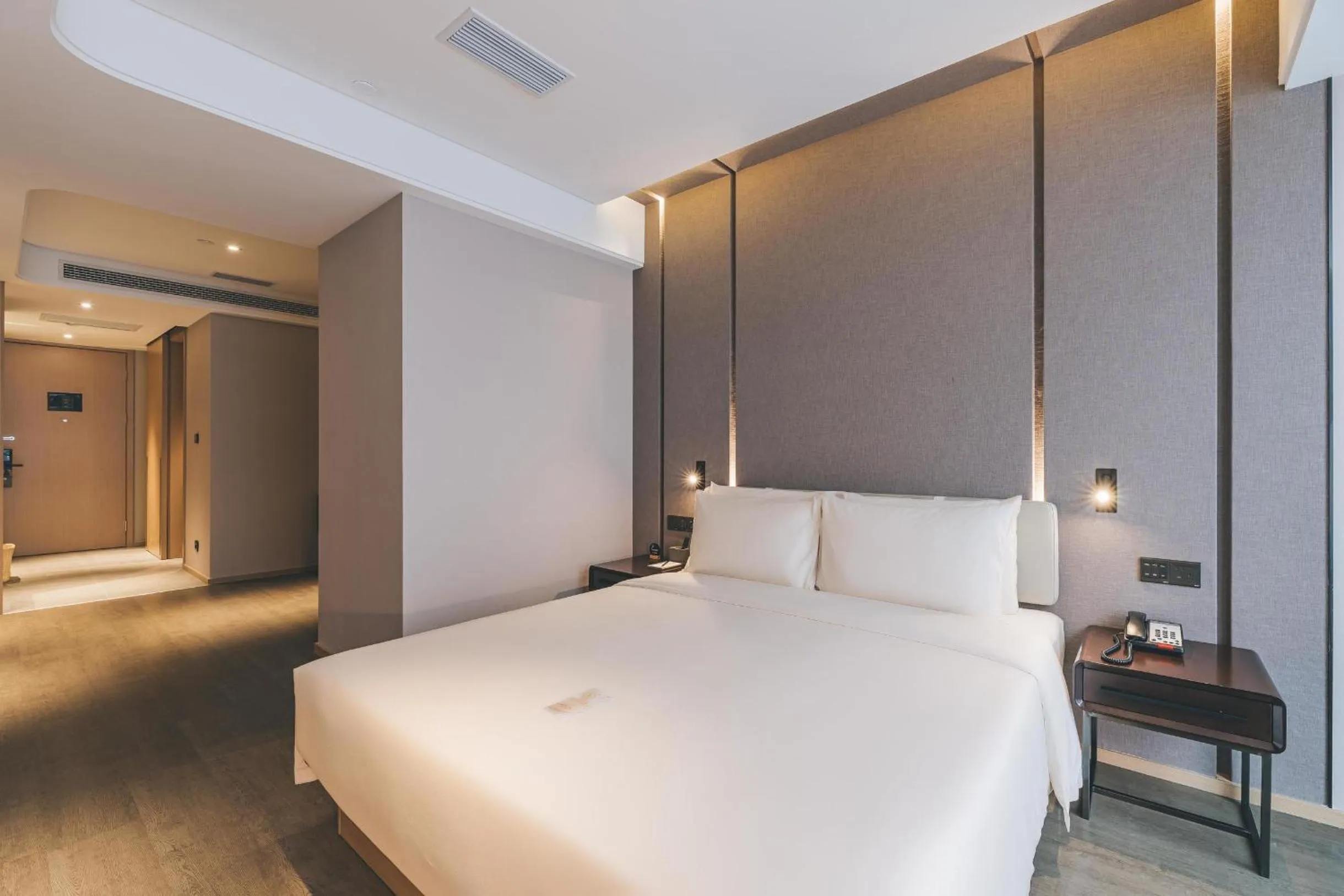 Bed in Atour Hotel Shanghai Hongqiao International Exhibition Linkong Park