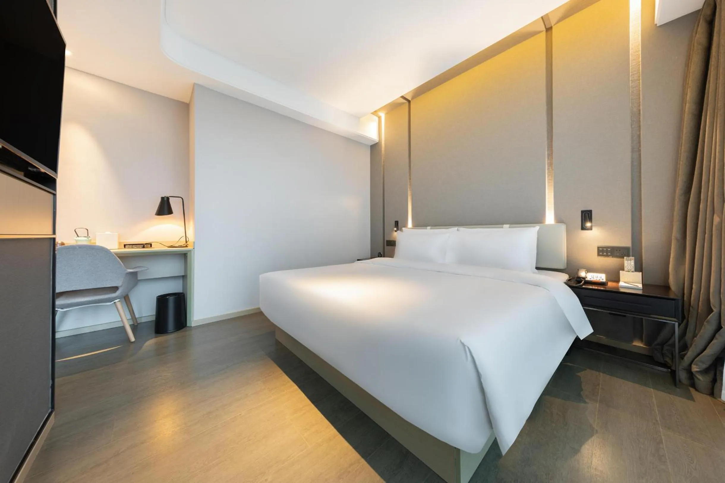 Bed in Atour Hotel Ningbo Sanjiangkou Bund Book City