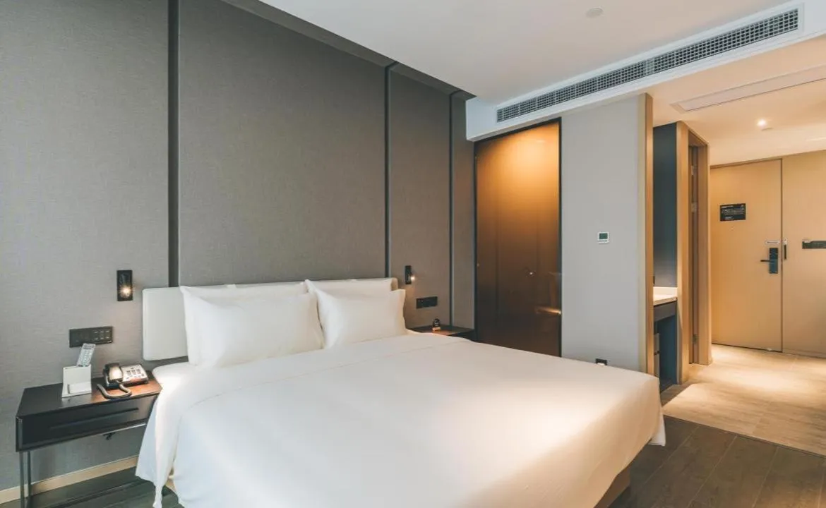 Bed in Atour Hotel Ningbo Sanjiangkou Bund Book City