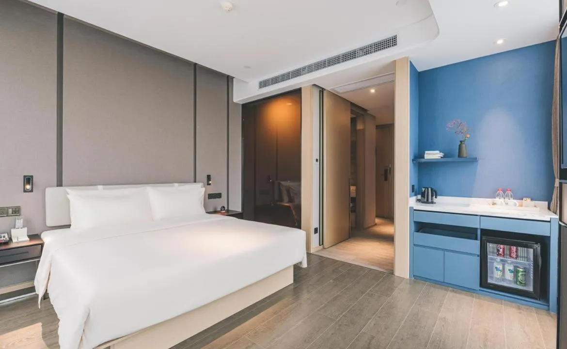 Bed in Atour Hotel Ningbo Sanjiangkou Bund Book City