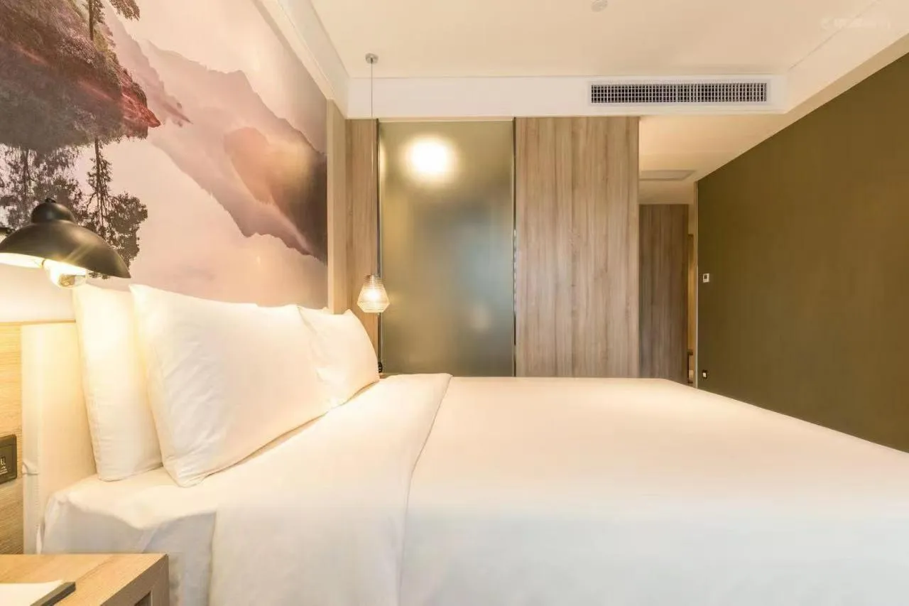 Photo of the whole room, Bed in Atour Hotel Guangzhou Huadu Square