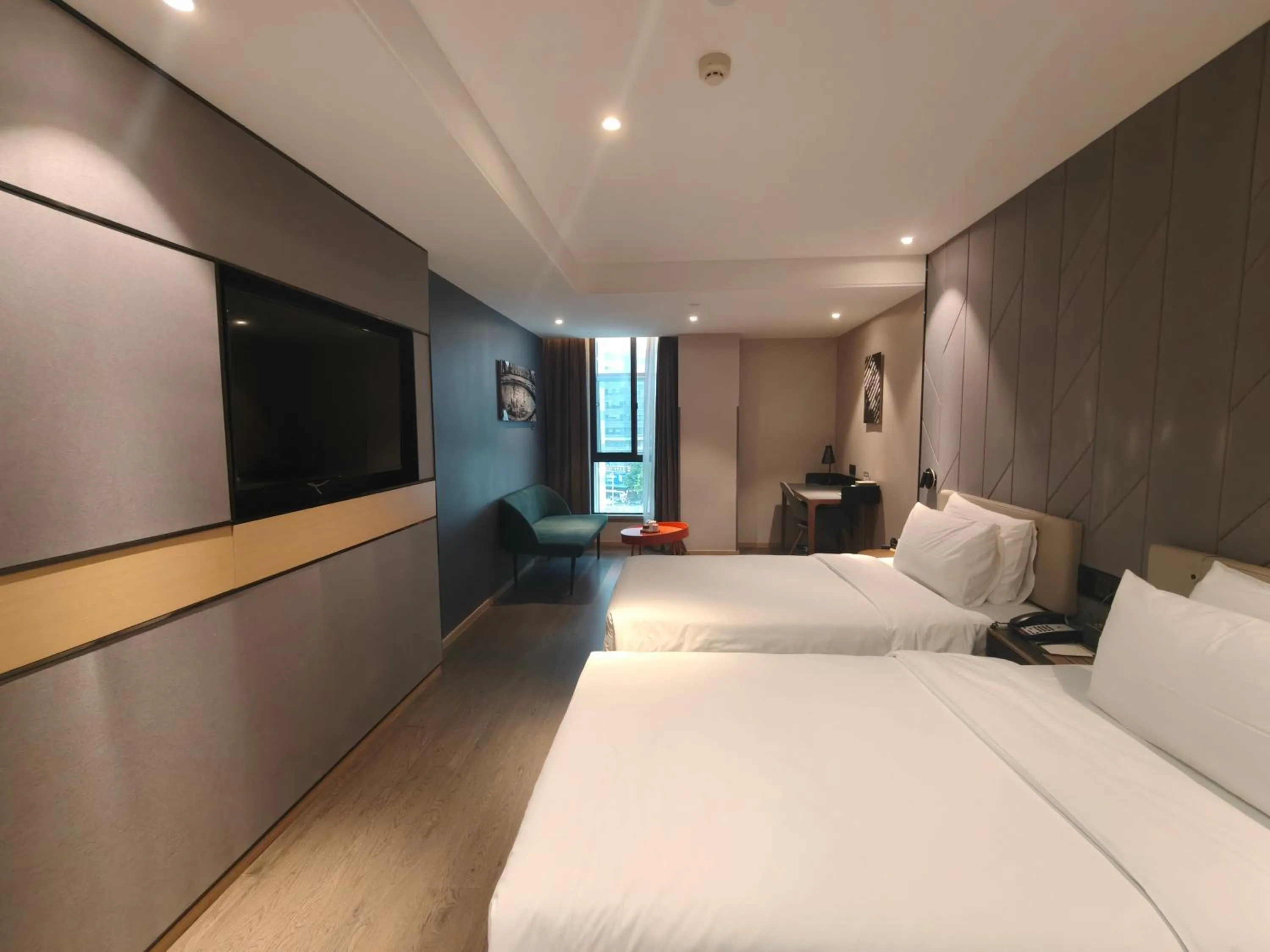 Photo of the whole room, Bed in Atour Hotel Gangding Metro Station Taikoo Hui Tianhe Guangzhou