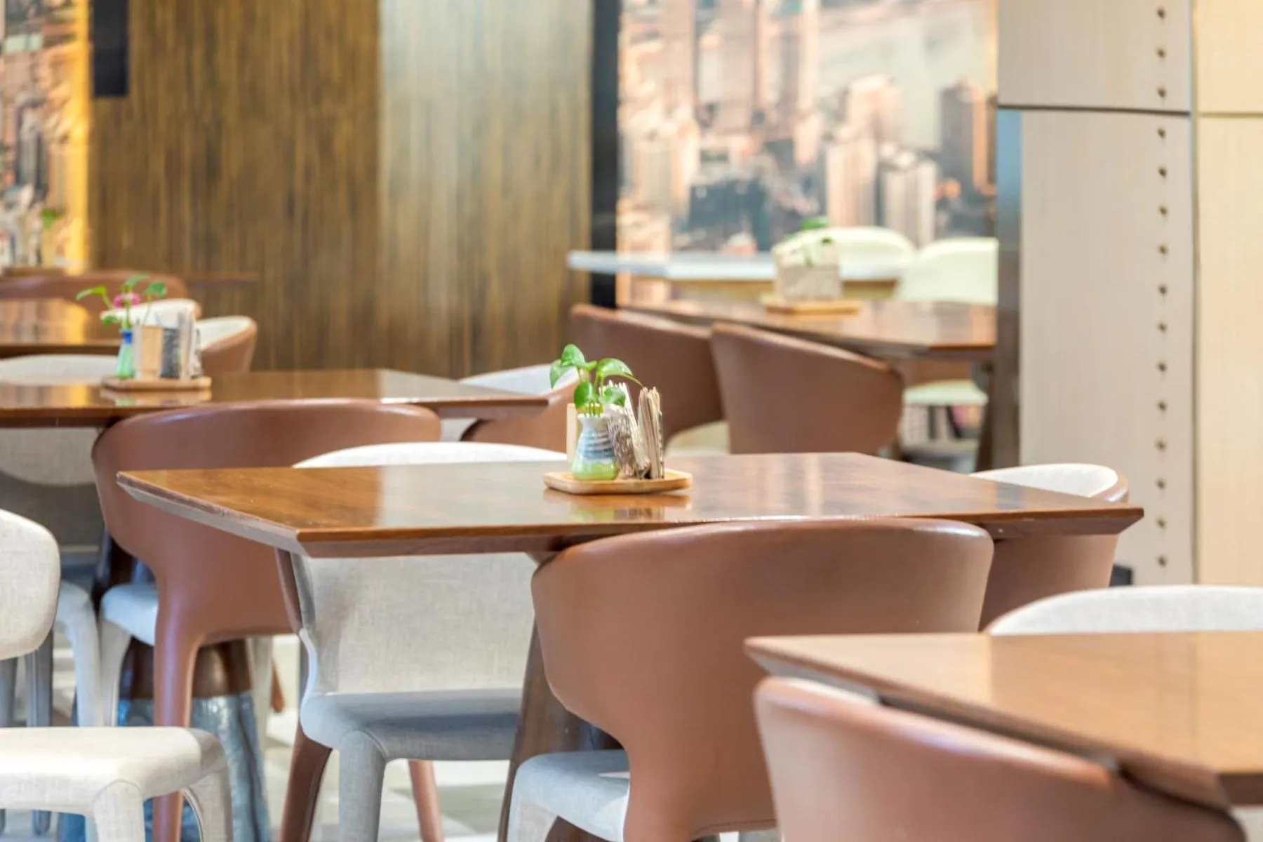 Restaurant/places to eat in Atour Hotel Chongqing Liziba Lianglukou Subway Station