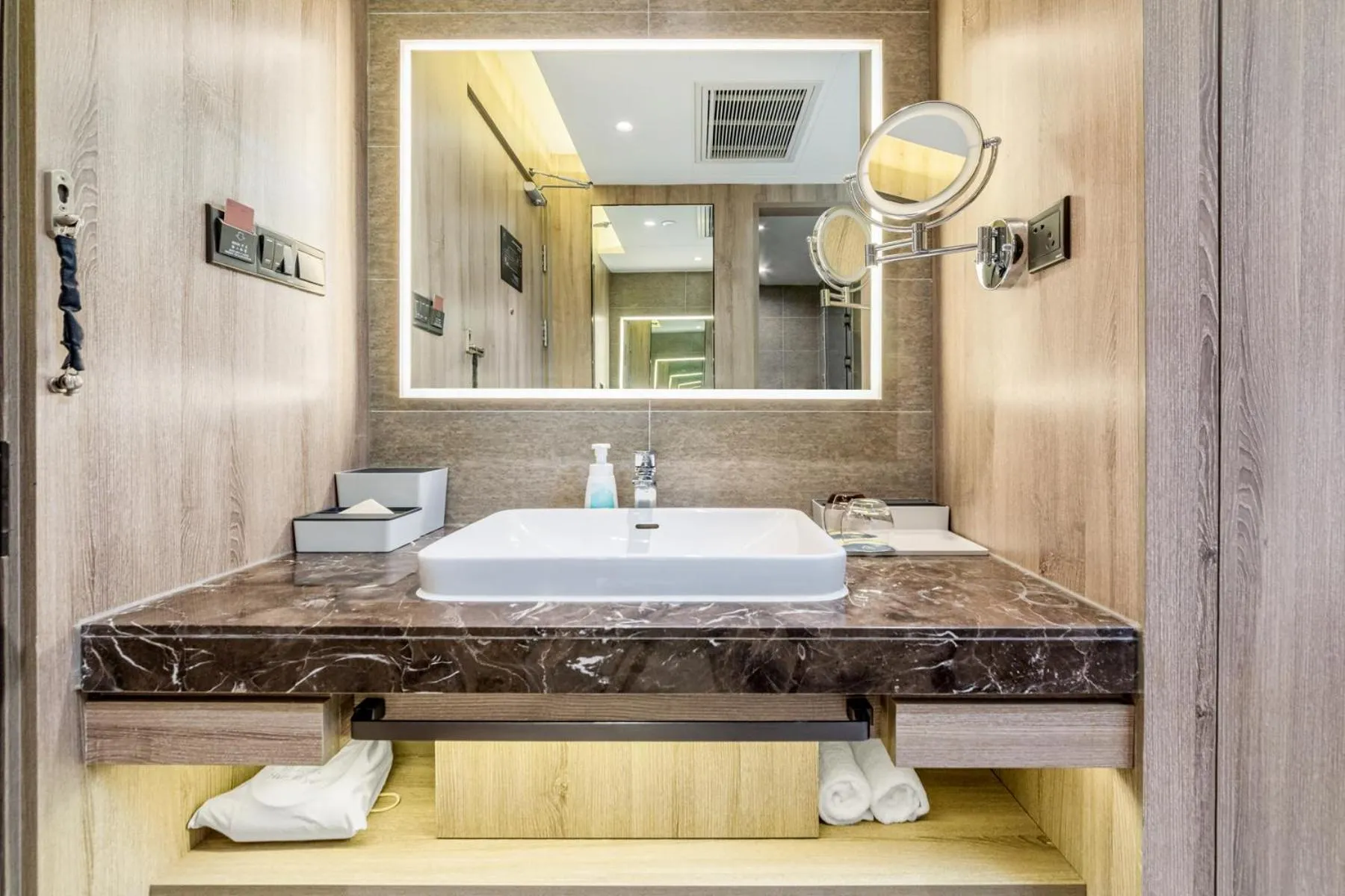 Atour Hotel Chongqing Liziba Lianglukou Subway Station