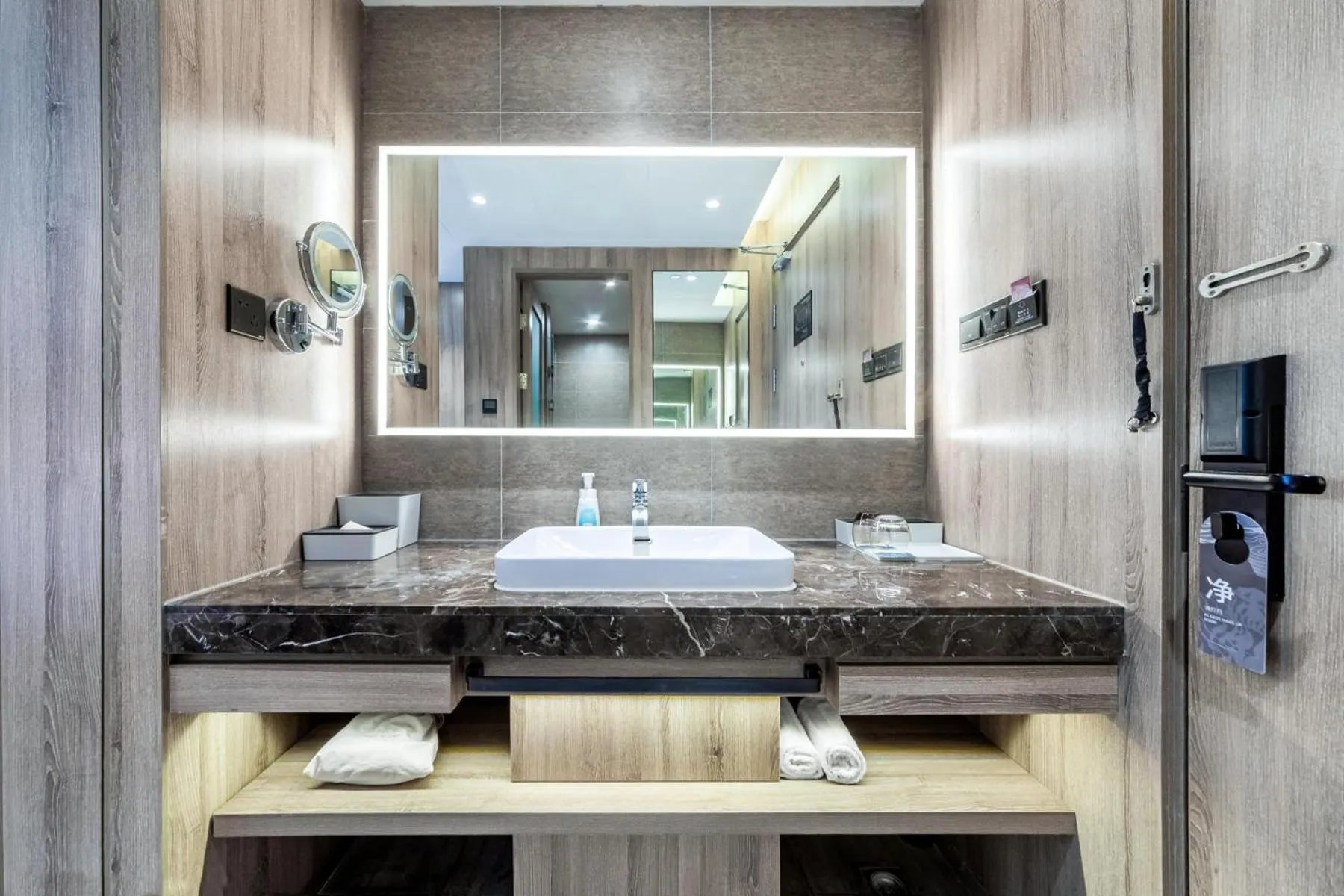 Atour Hotel Chongqing Liziba Lianglukou Subway Station