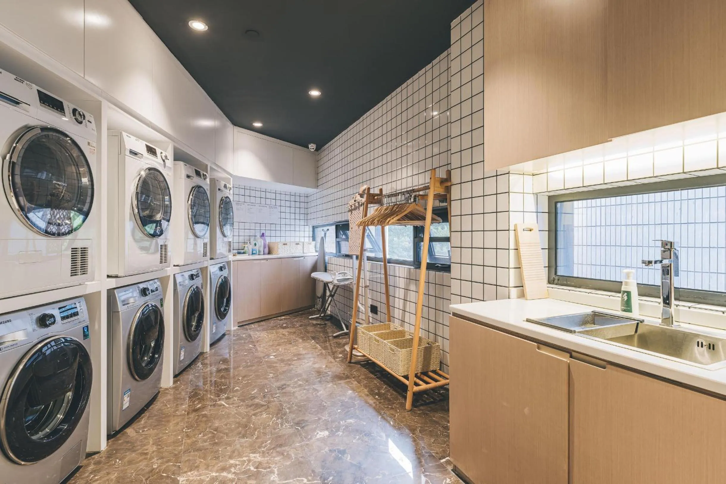 Atour Hotel Chongqing Liziba Lianglukou Subway Station