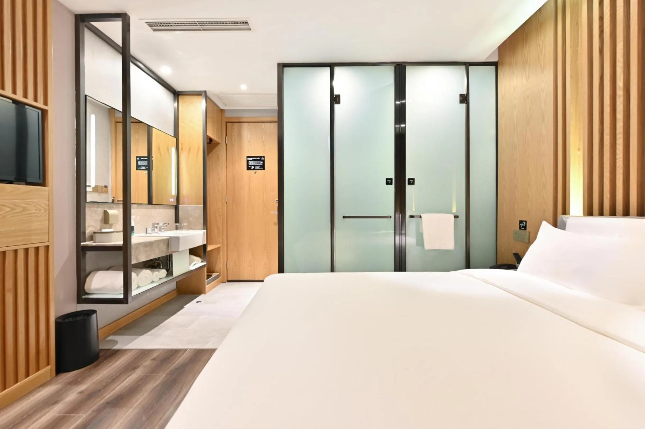 Bathroom, Bed in Atour X Hotel Beijing Sanlitun Agricultural Exhibition Hall