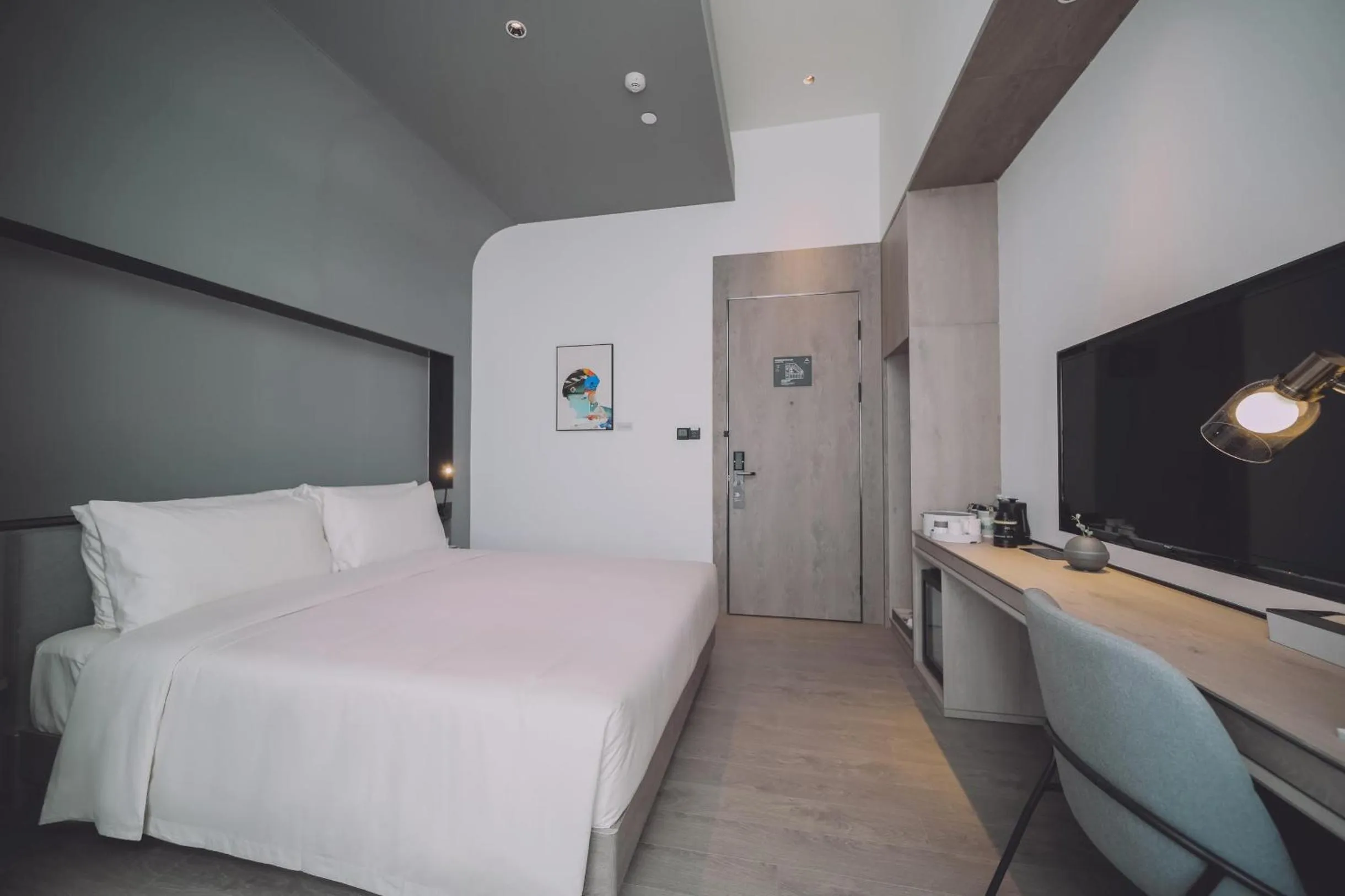 Photo of the whole room, Bed in Atour S Hotel Shanghai Hongqiao Center Aegean-Late night Congee