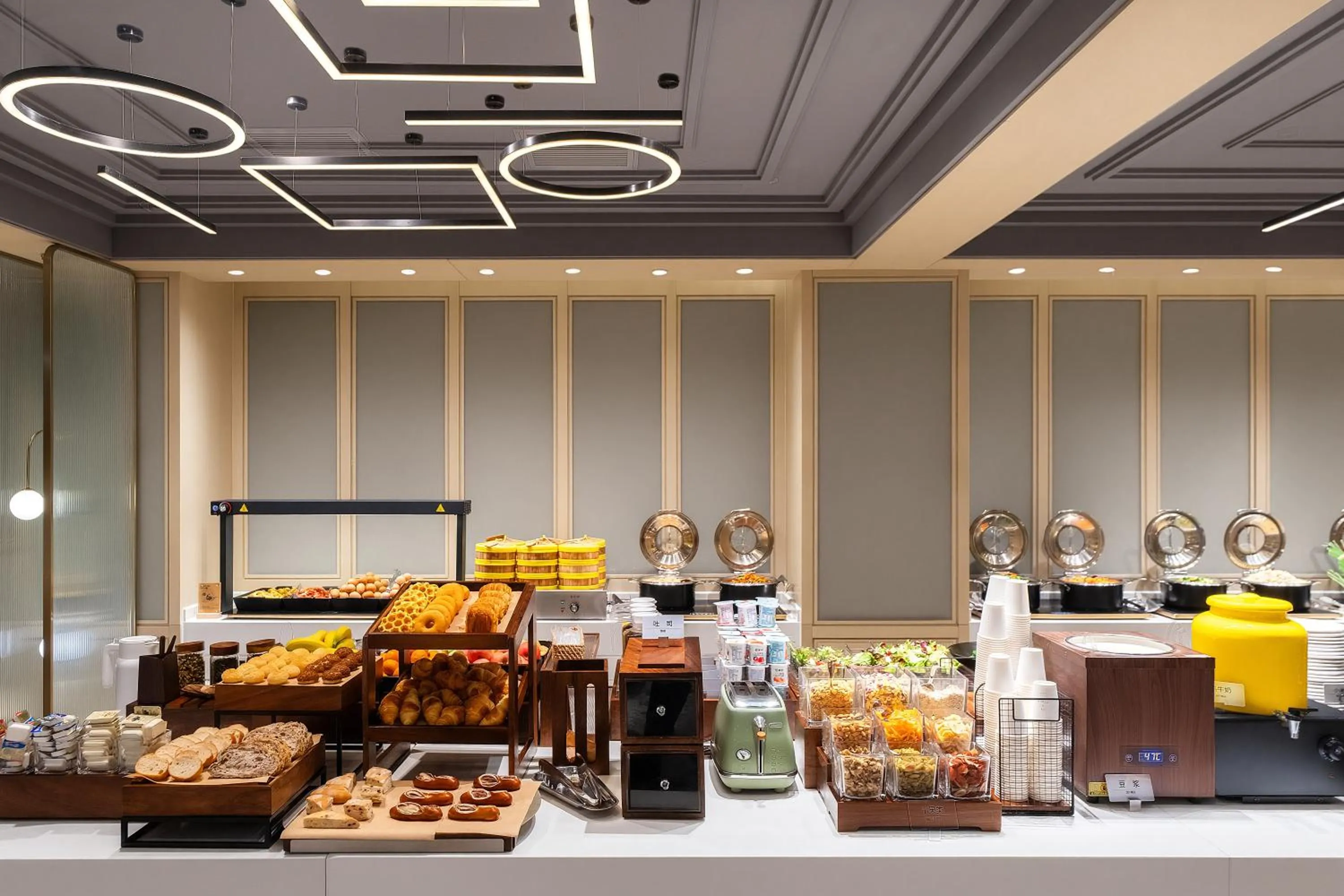 Breakfast in Atour Hotel Nanjing East Road, The Bund-Self-service free laundry-Free Night Snacks