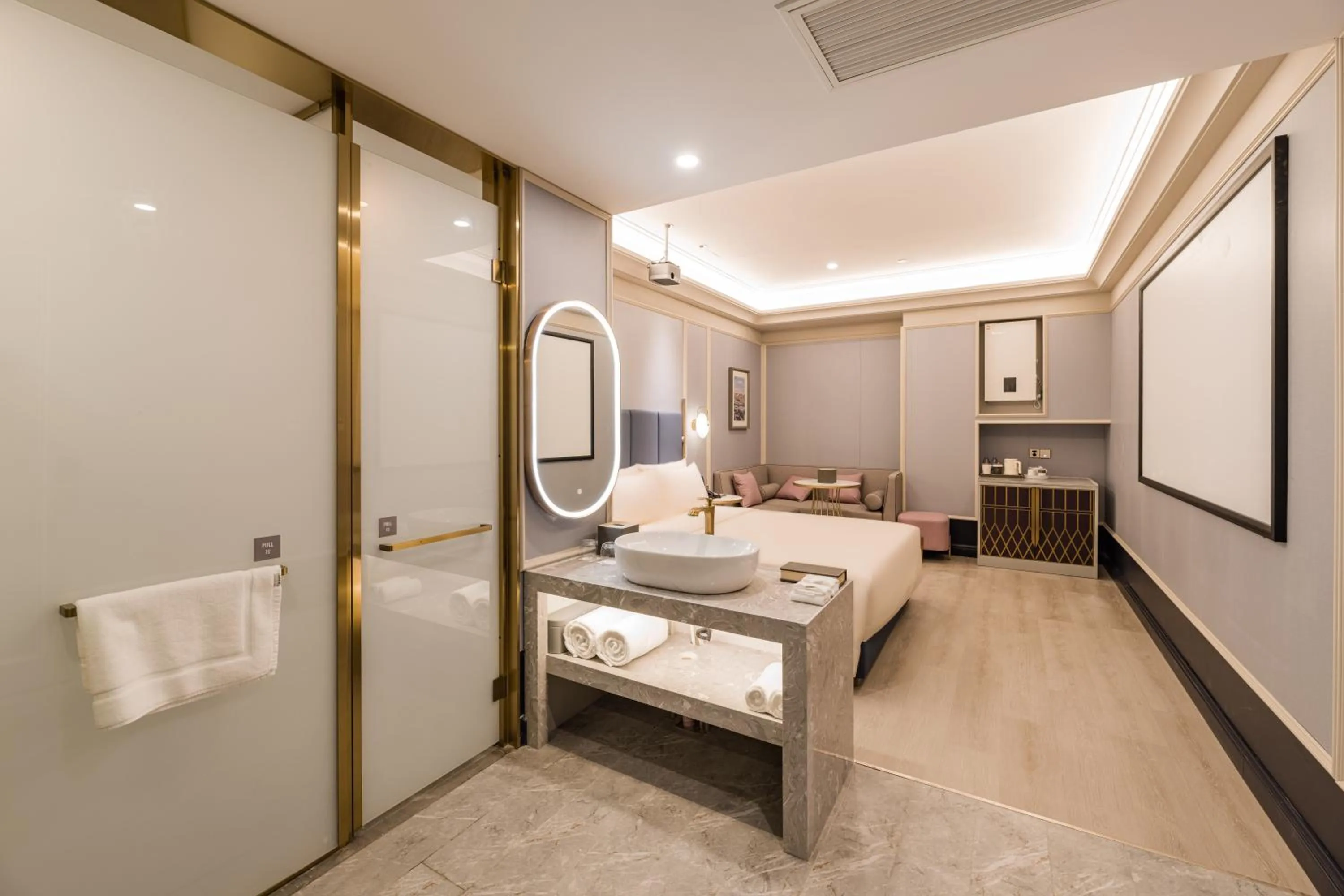 Photo of the whole room, Bed in Atour Hotel Chengdu Kuanzhai Alley