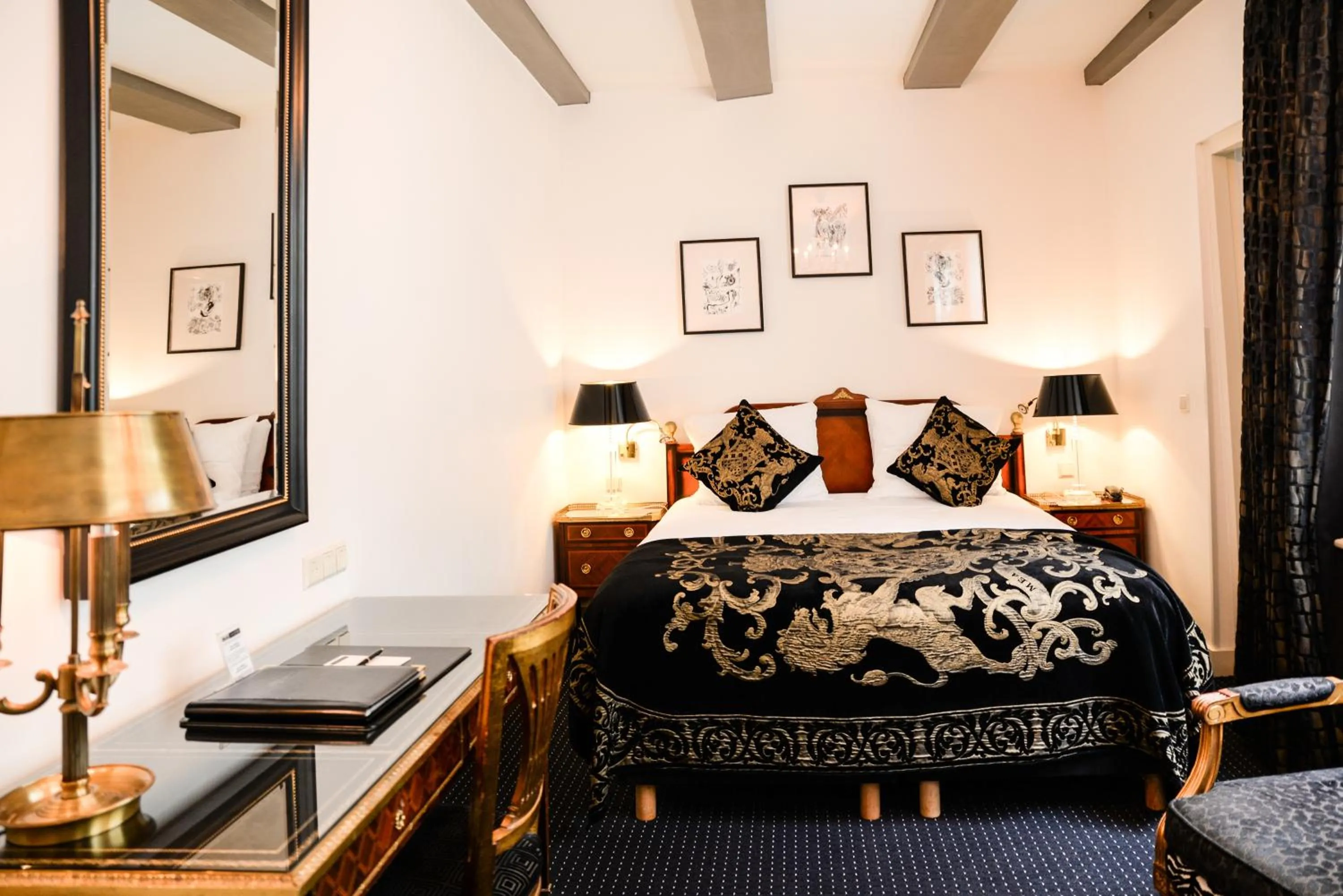 Bedroom, Bed in Ambassade Hotel