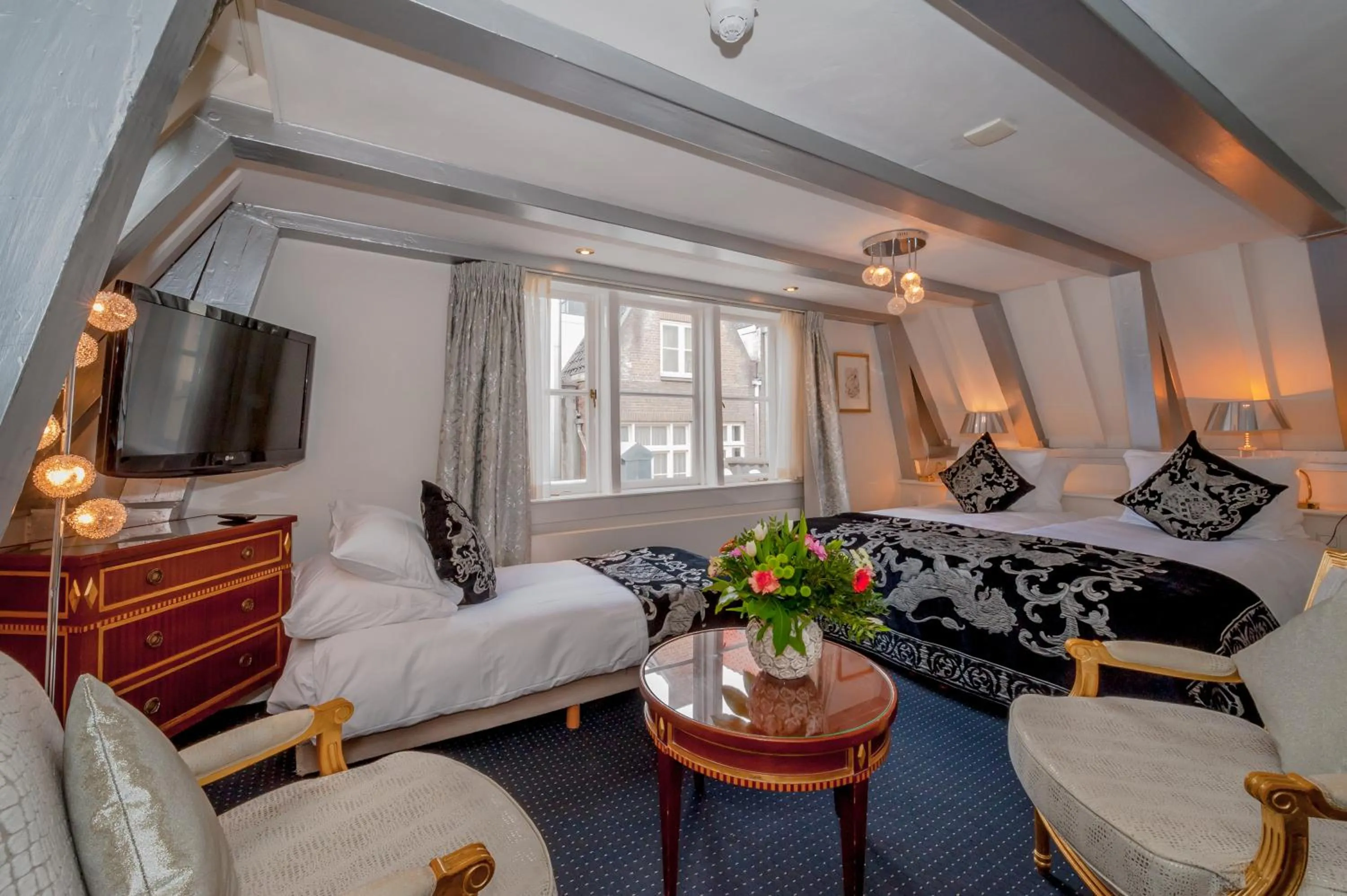 Bedroom, Bed in Ambassade Hotel