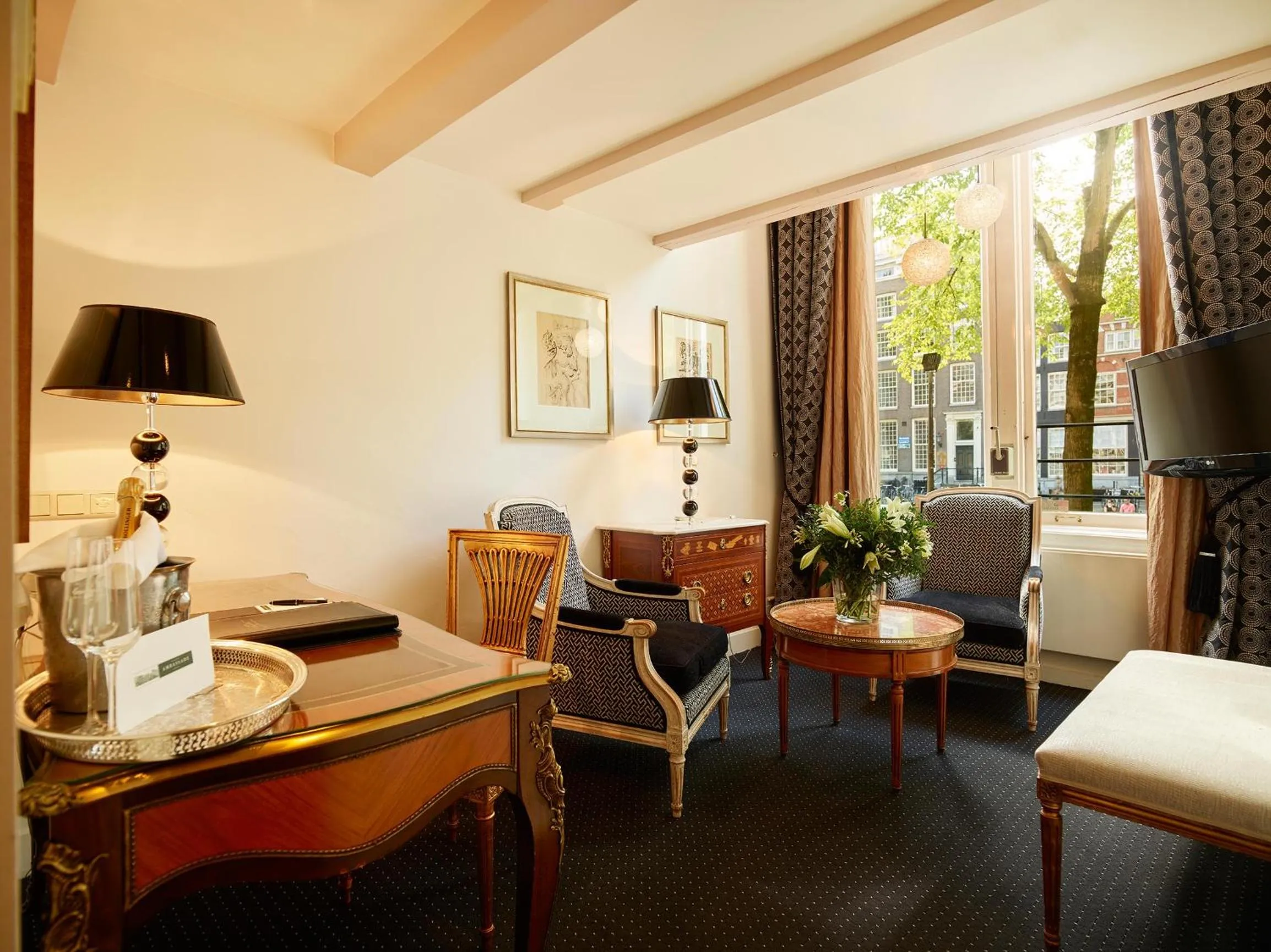 Living room in Ambassade Hotel