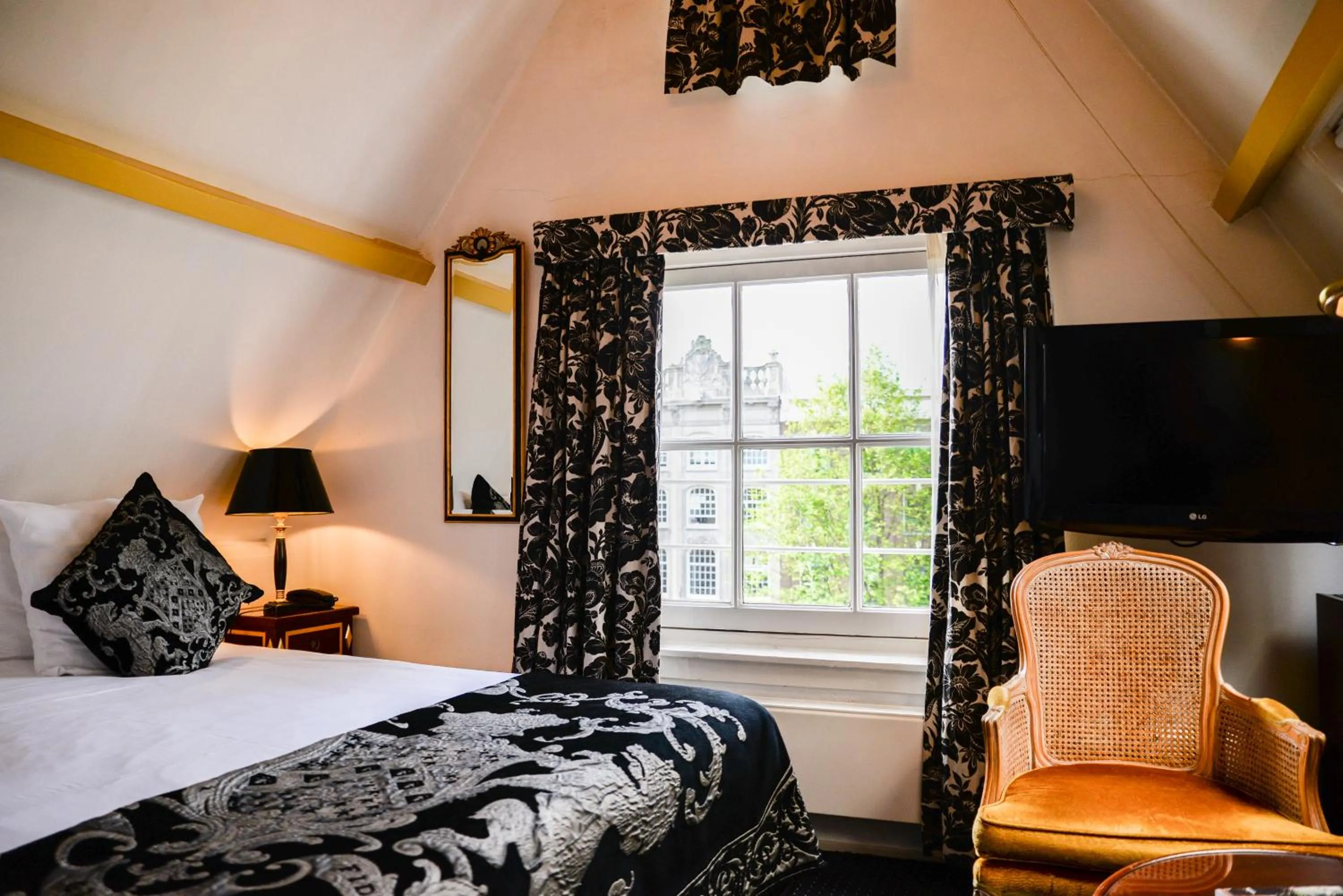 Seating area, Bed in Ambassade Hotel