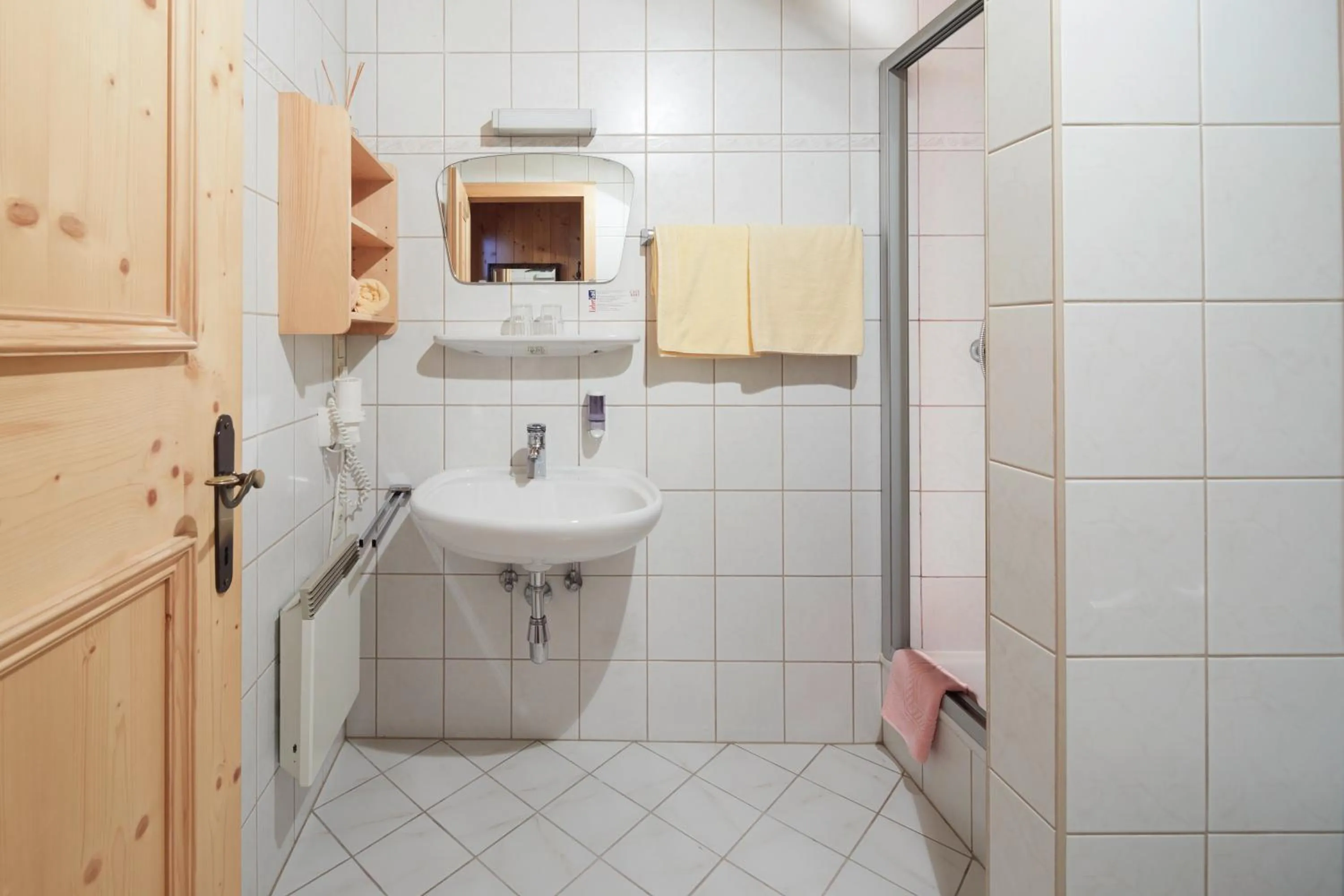 Shower in Pension Oberbräu