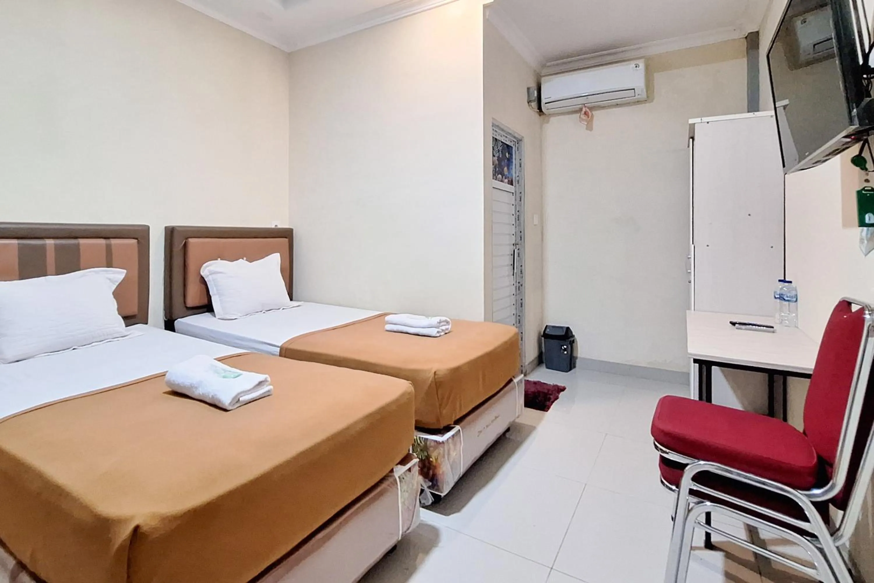 Bedroom, Bed in Hotel Jelita Mentawai Redpartner