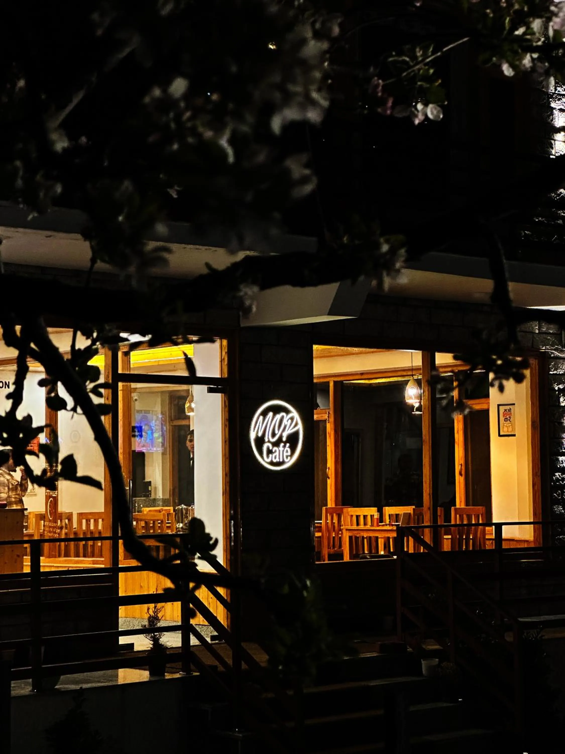 Restaurant/places to eat in Manali Outdoor Retreat by Sheosante