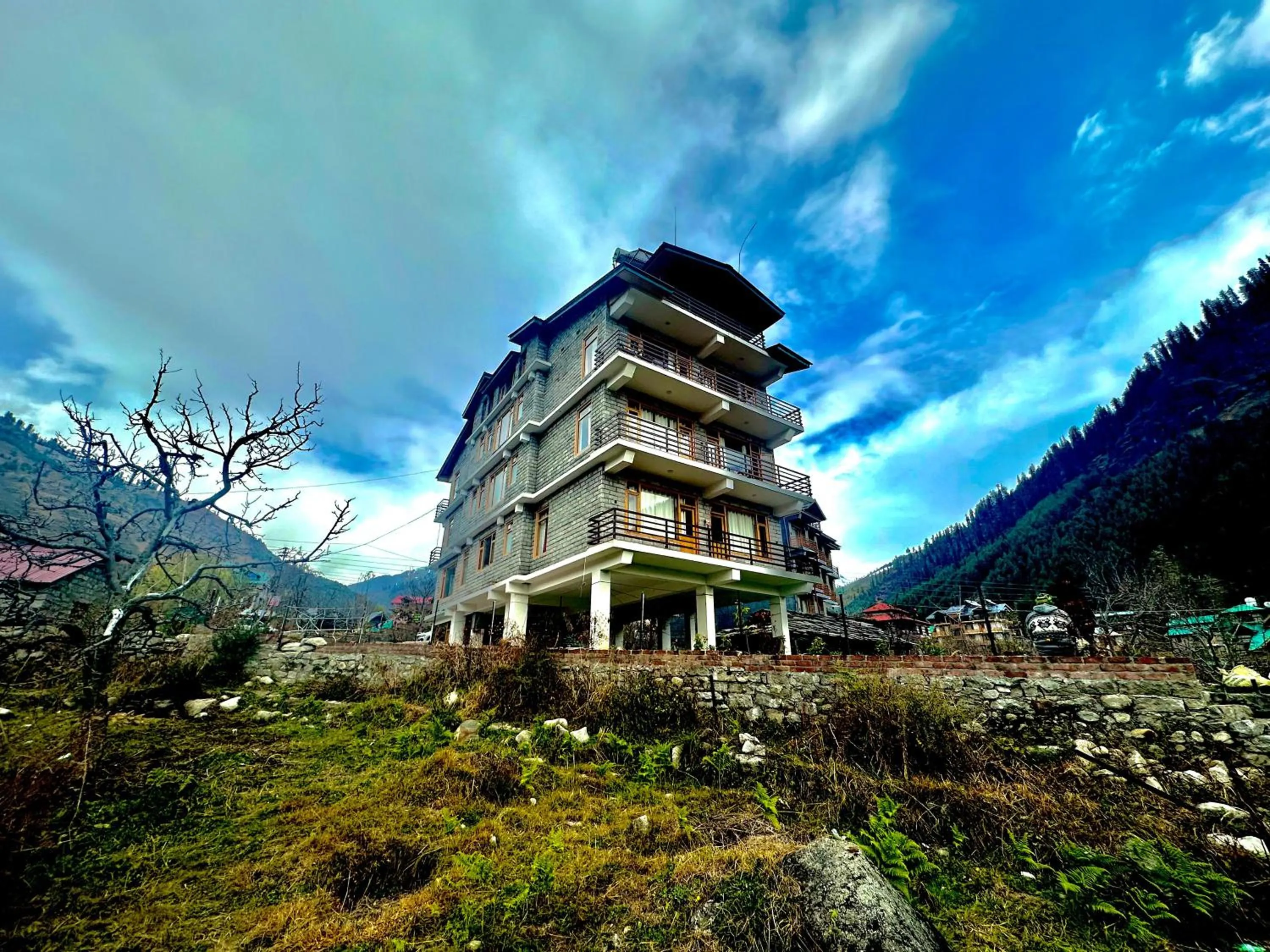 Property building in Manali Outdoor Retreat by Sheosante